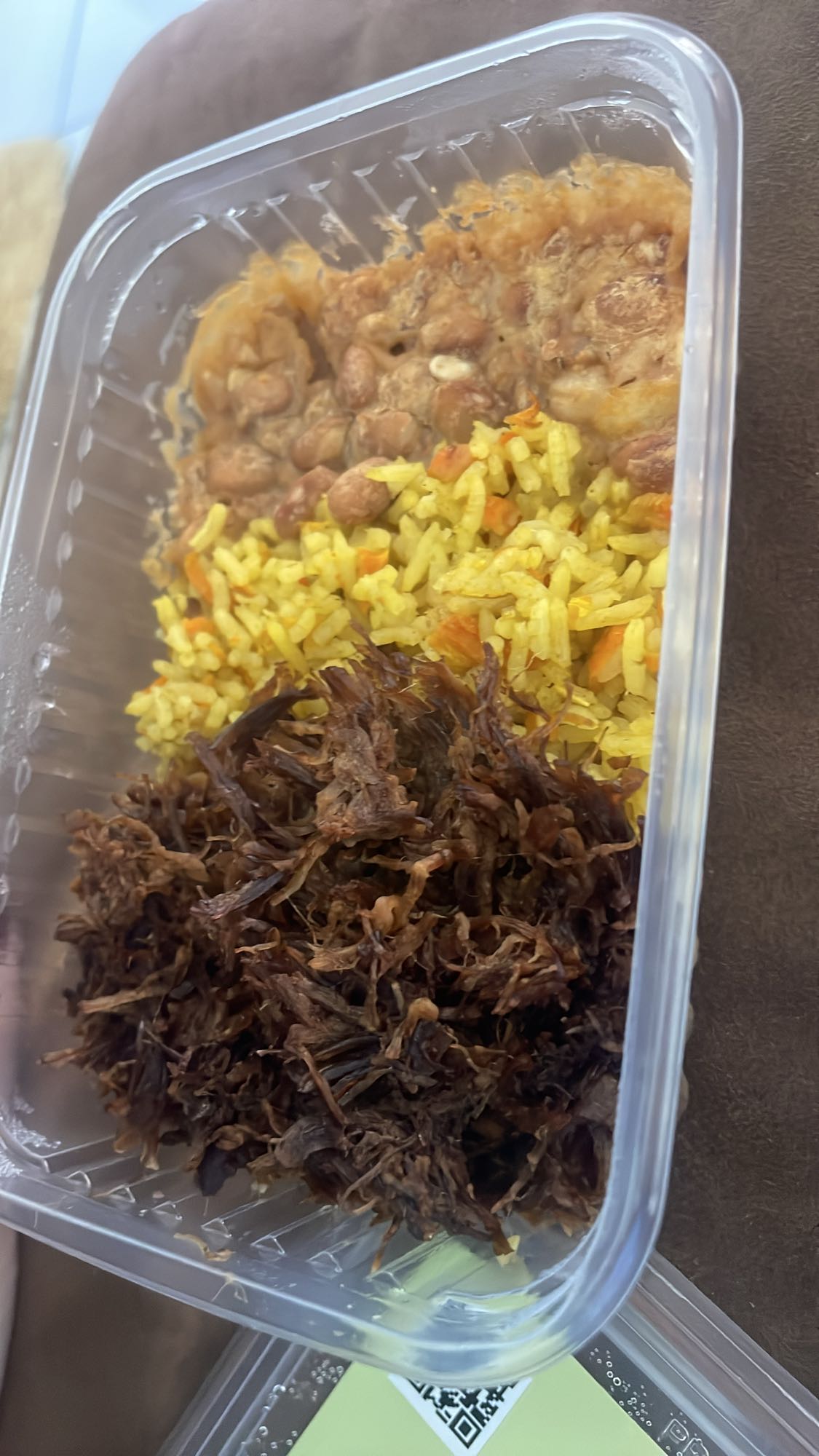 Arroz, feijão e carne desfiada