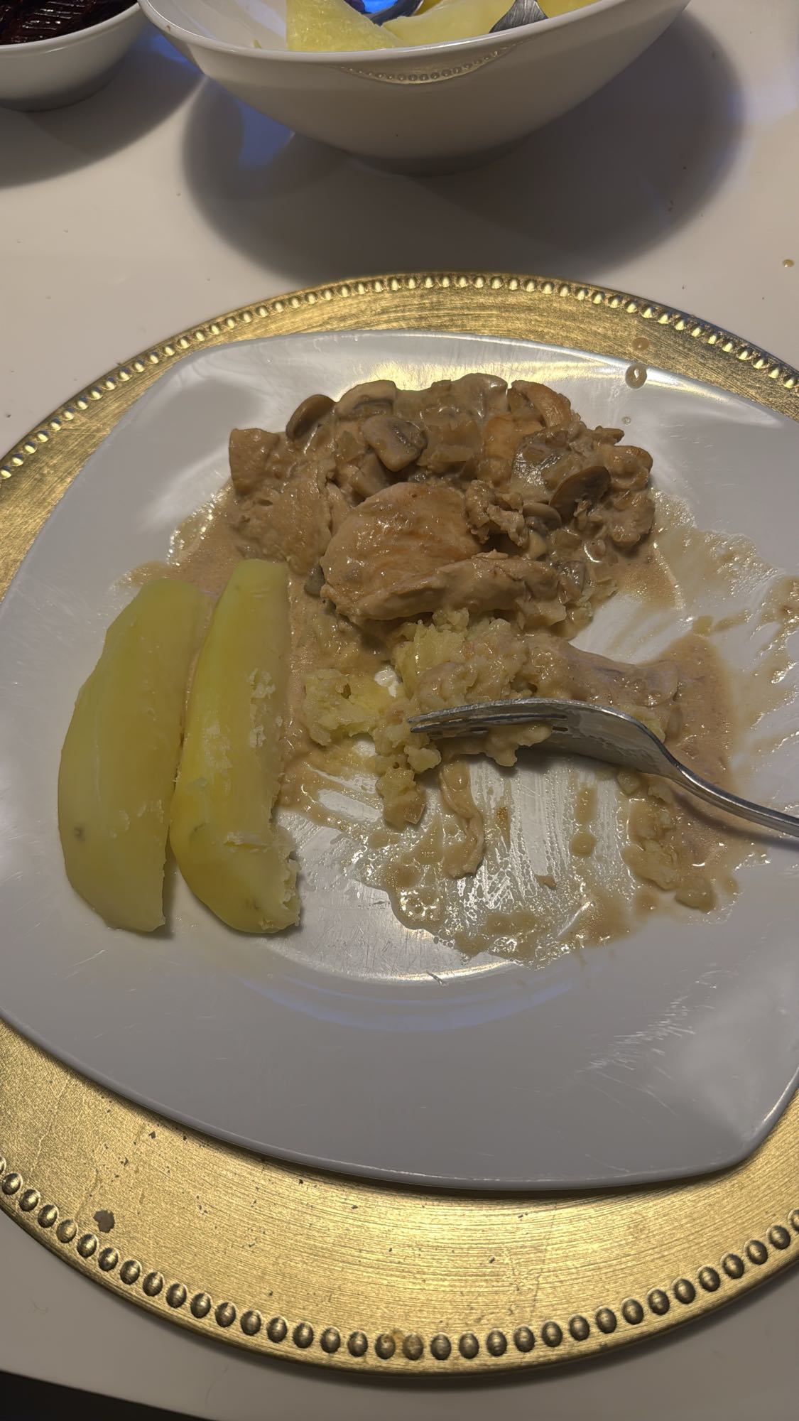 kip met aardappelen en saus