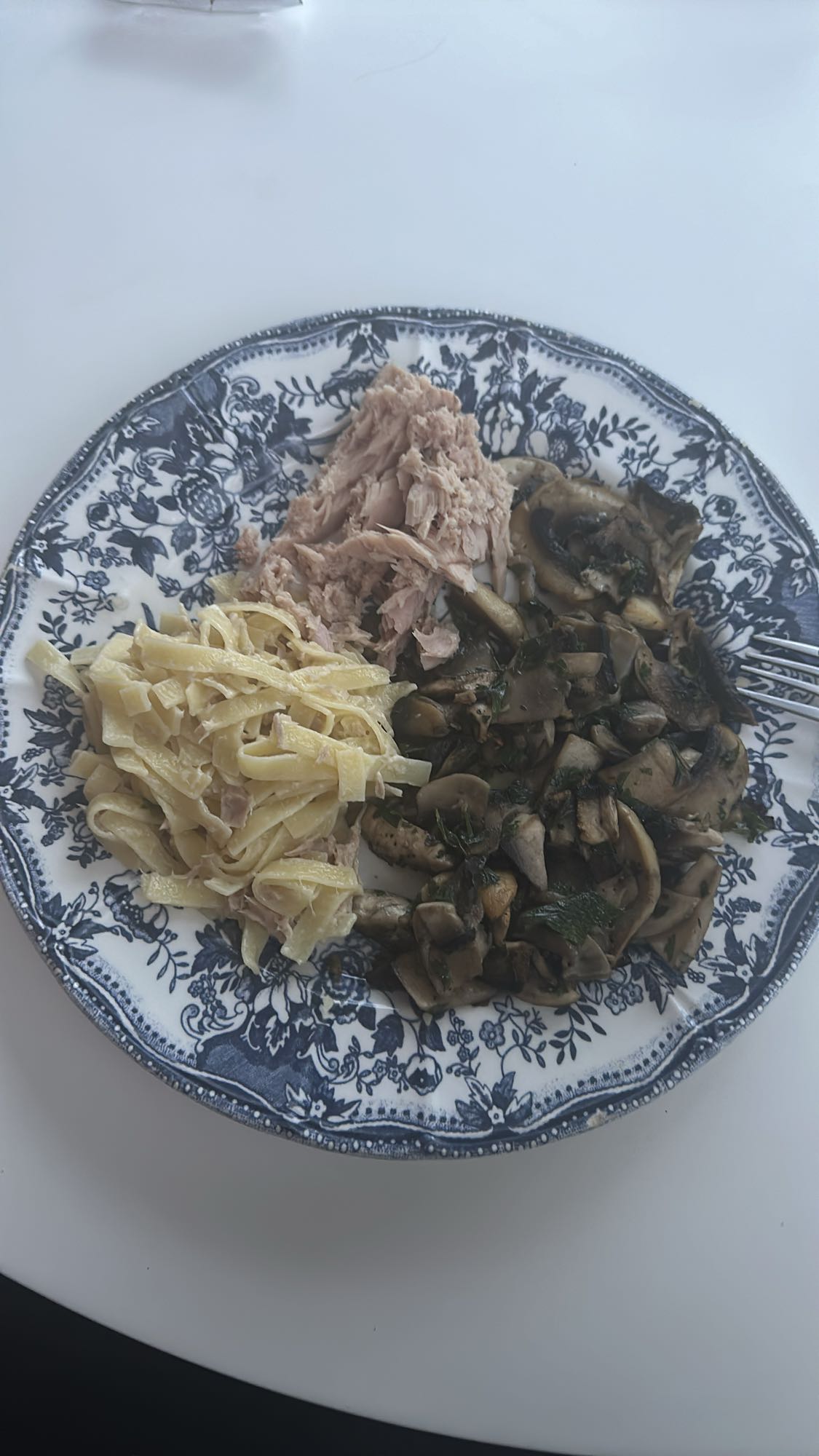 Paste cu ton și ciuperci