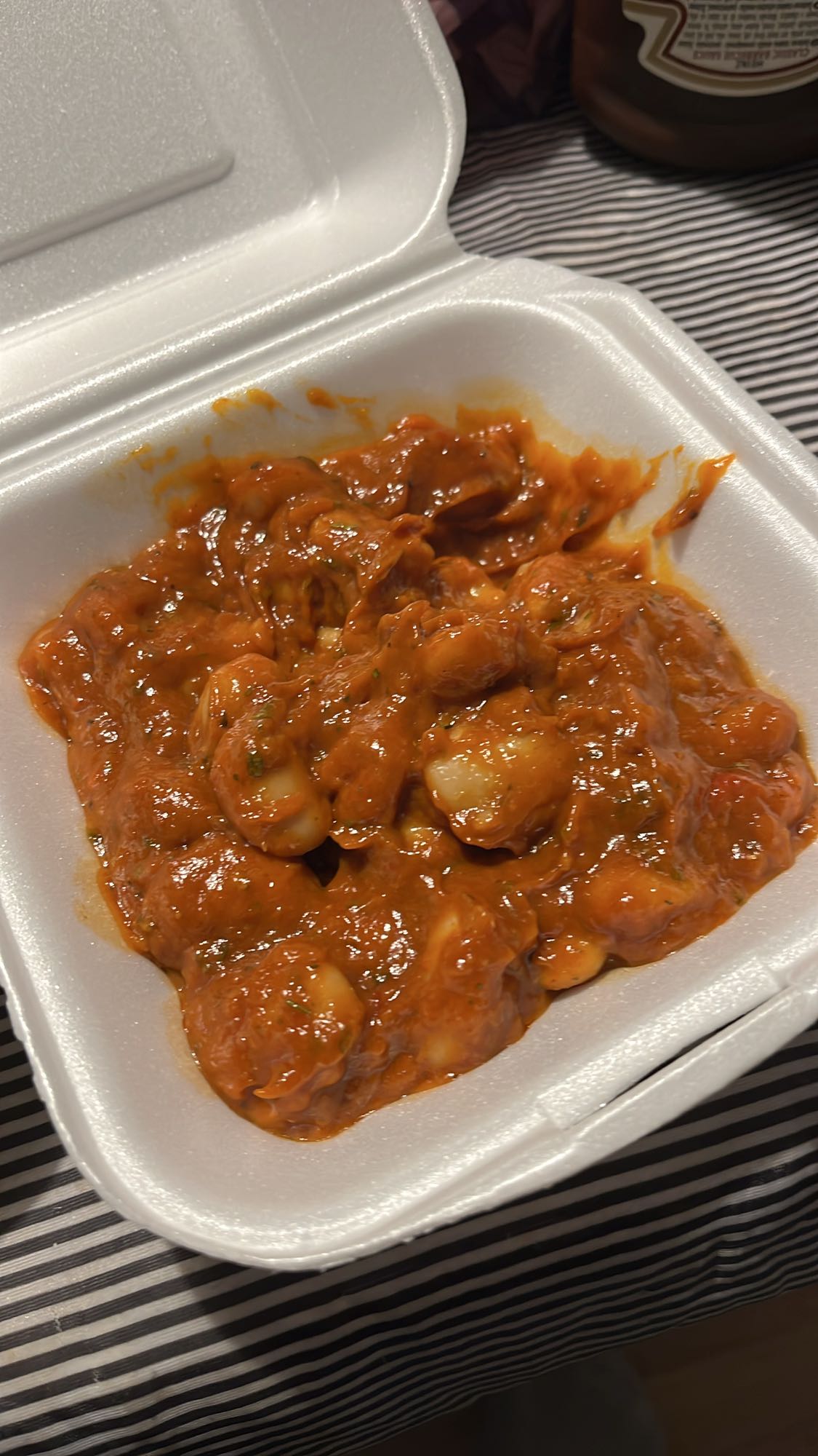 пикантни скариди в сос