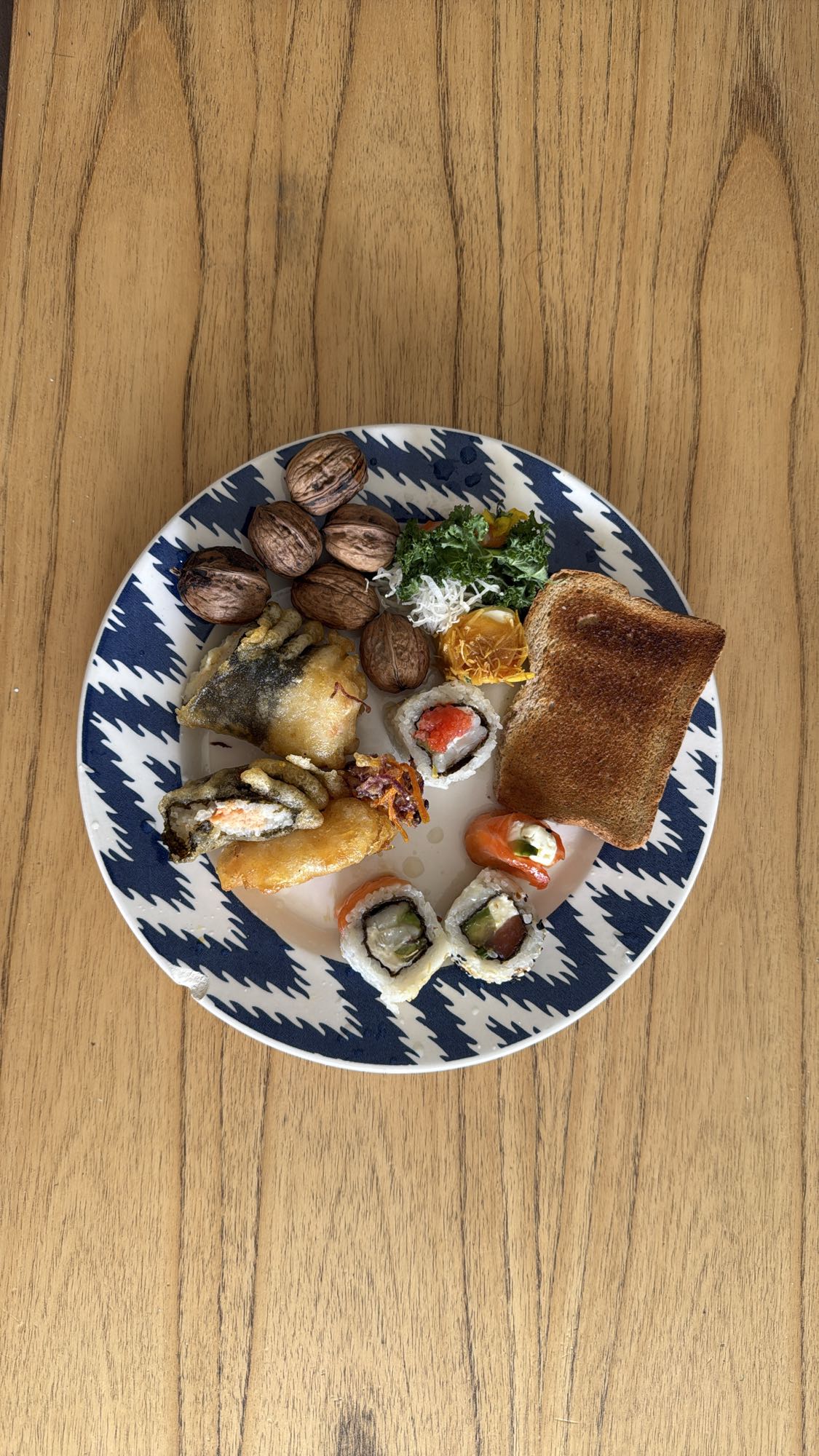 Plato mixto con sushi y nueces