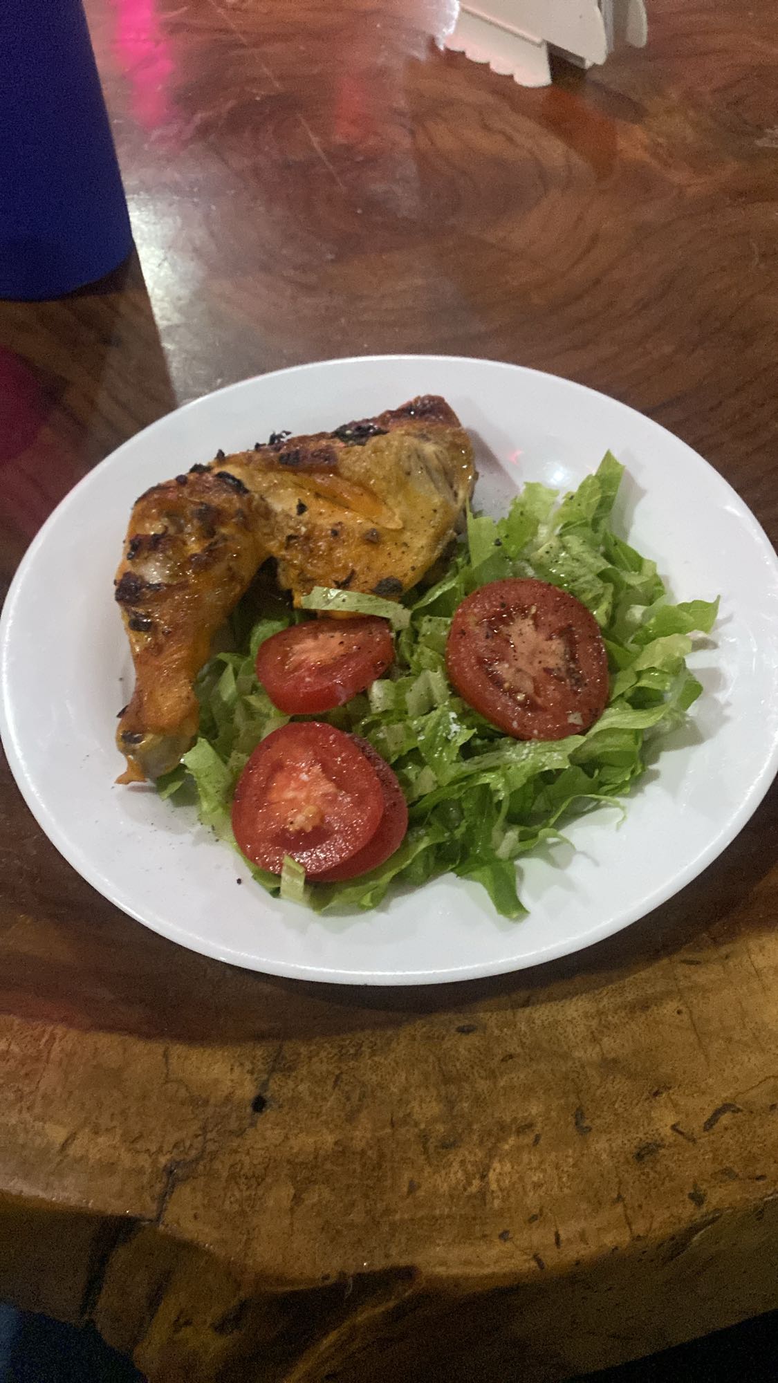Pollo asado con ensalada