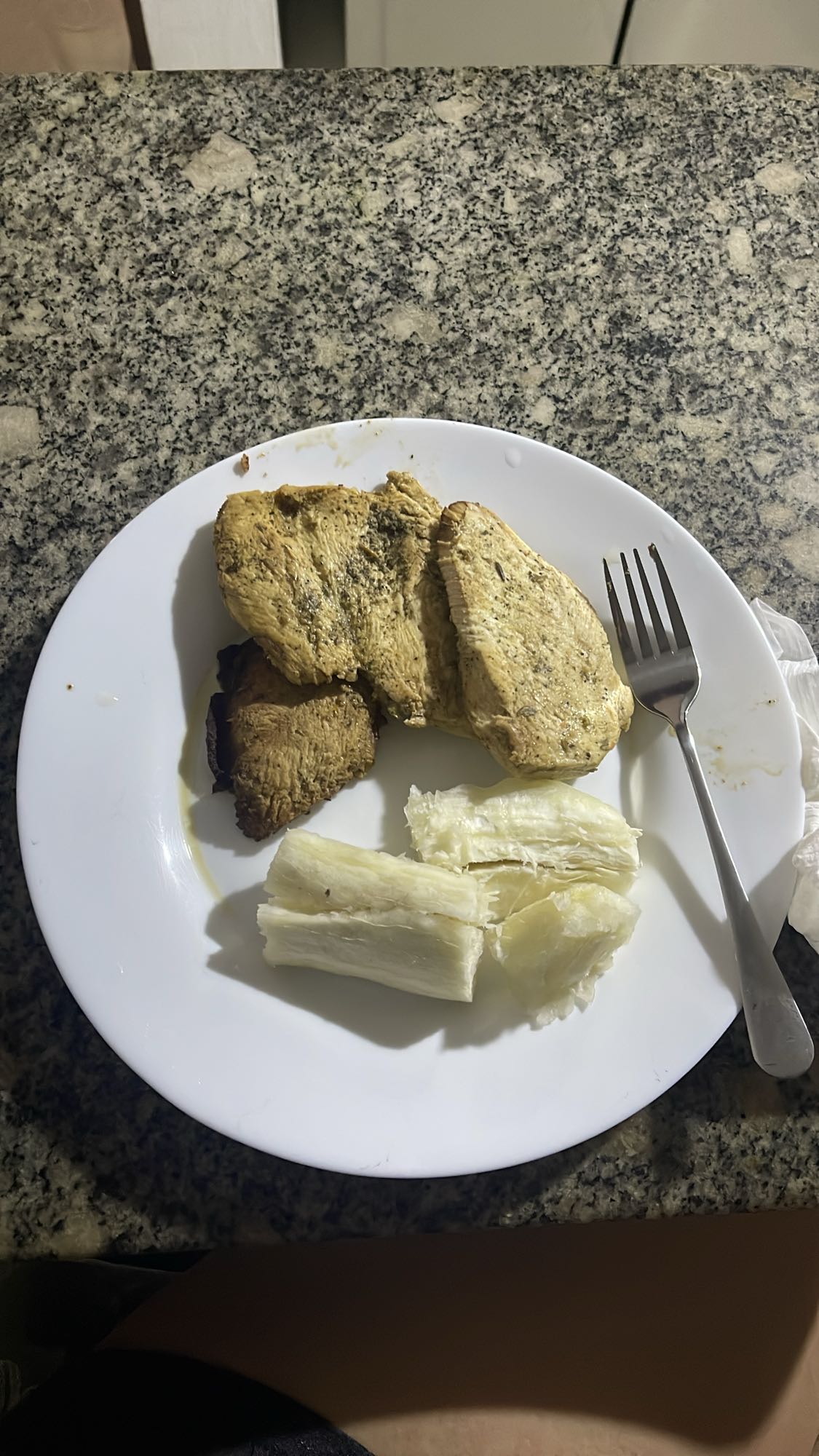 Pollo con yuca hervida