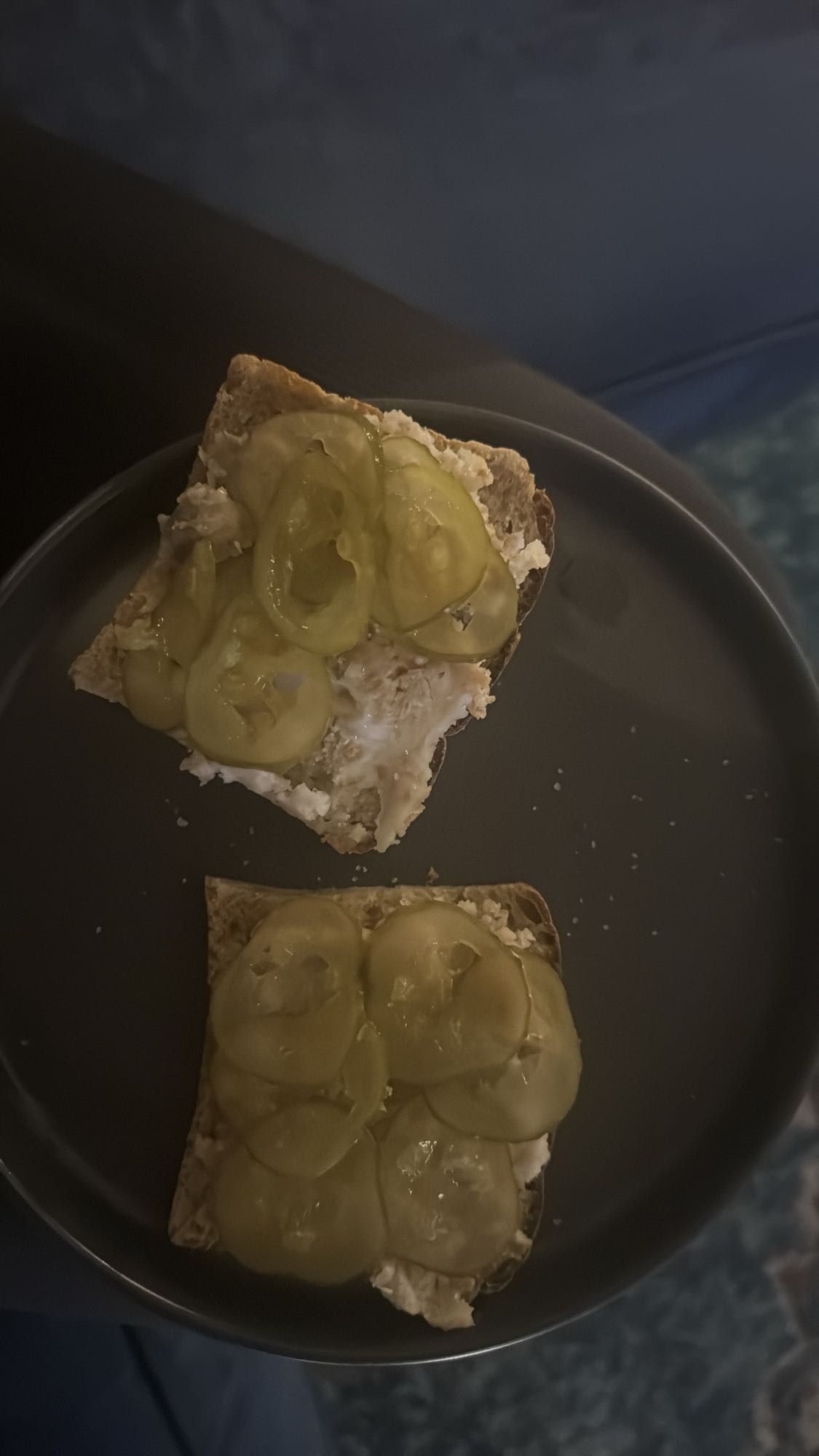 Kanapki z twarogiem i ogórkiem