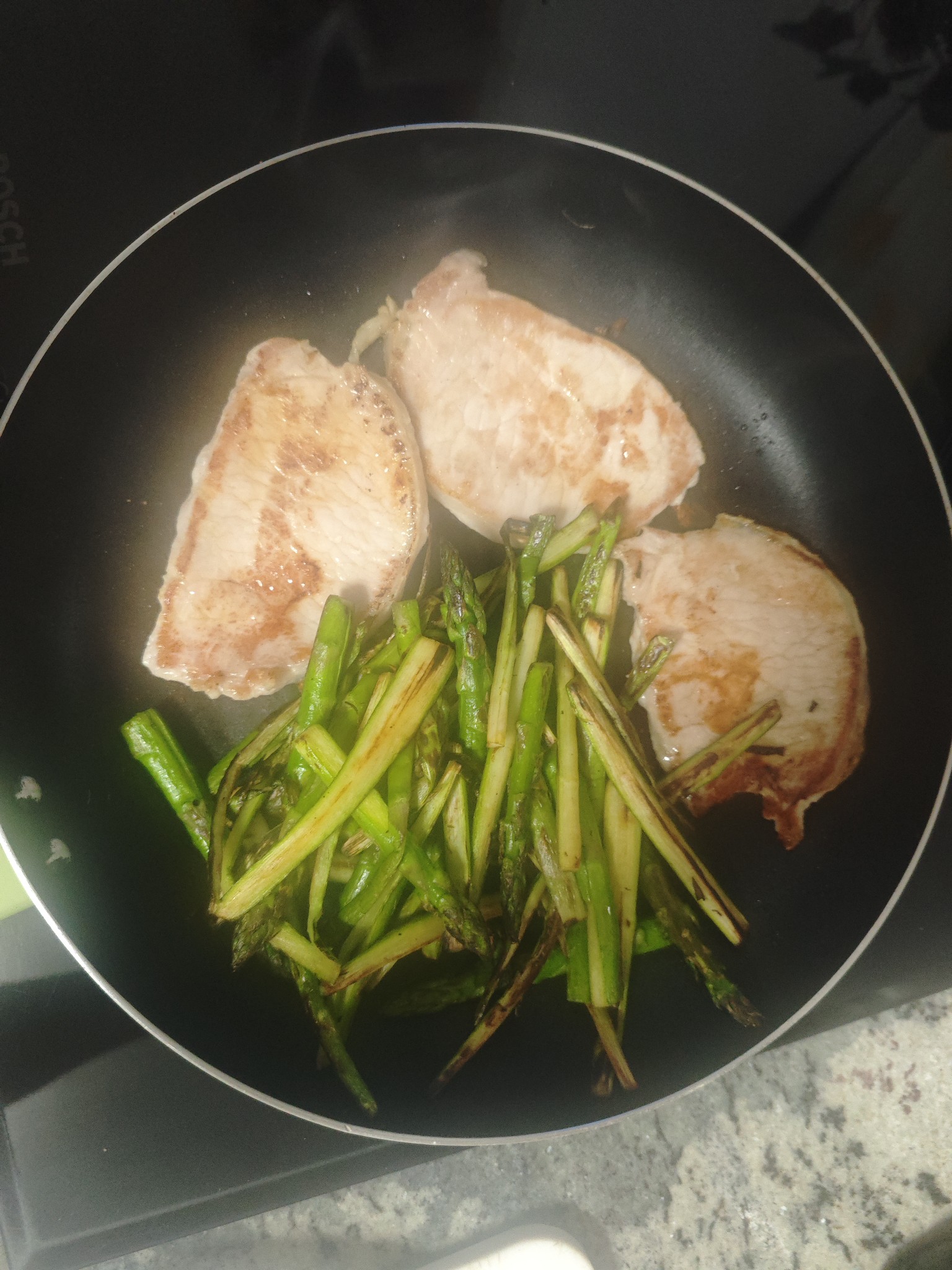 Cerdo con espárragos