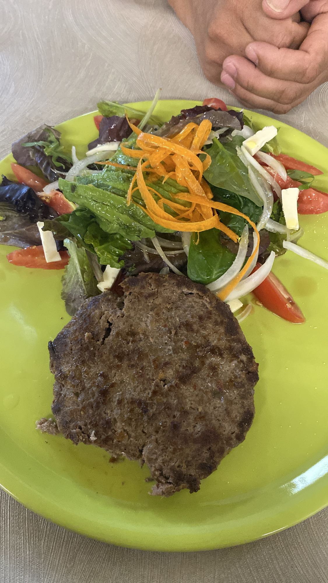 Hamburguesa con ensalada