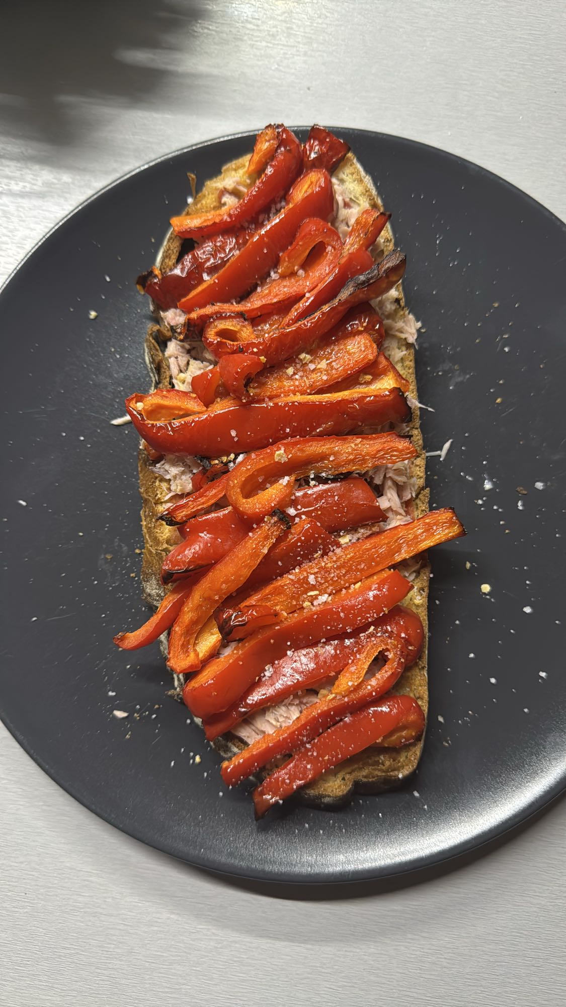 Tostada de atún y pimientos