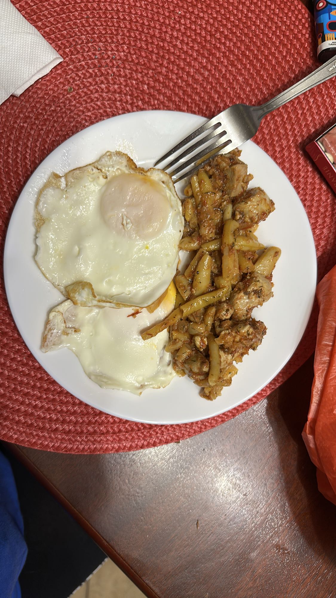 Oua ochiuri cu cartofi si pui