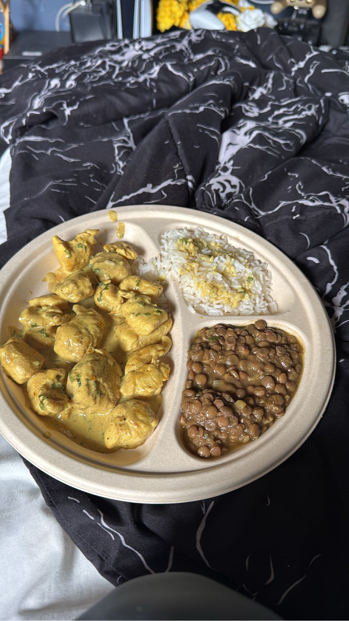 Pollo al curry con arroz y lentejas