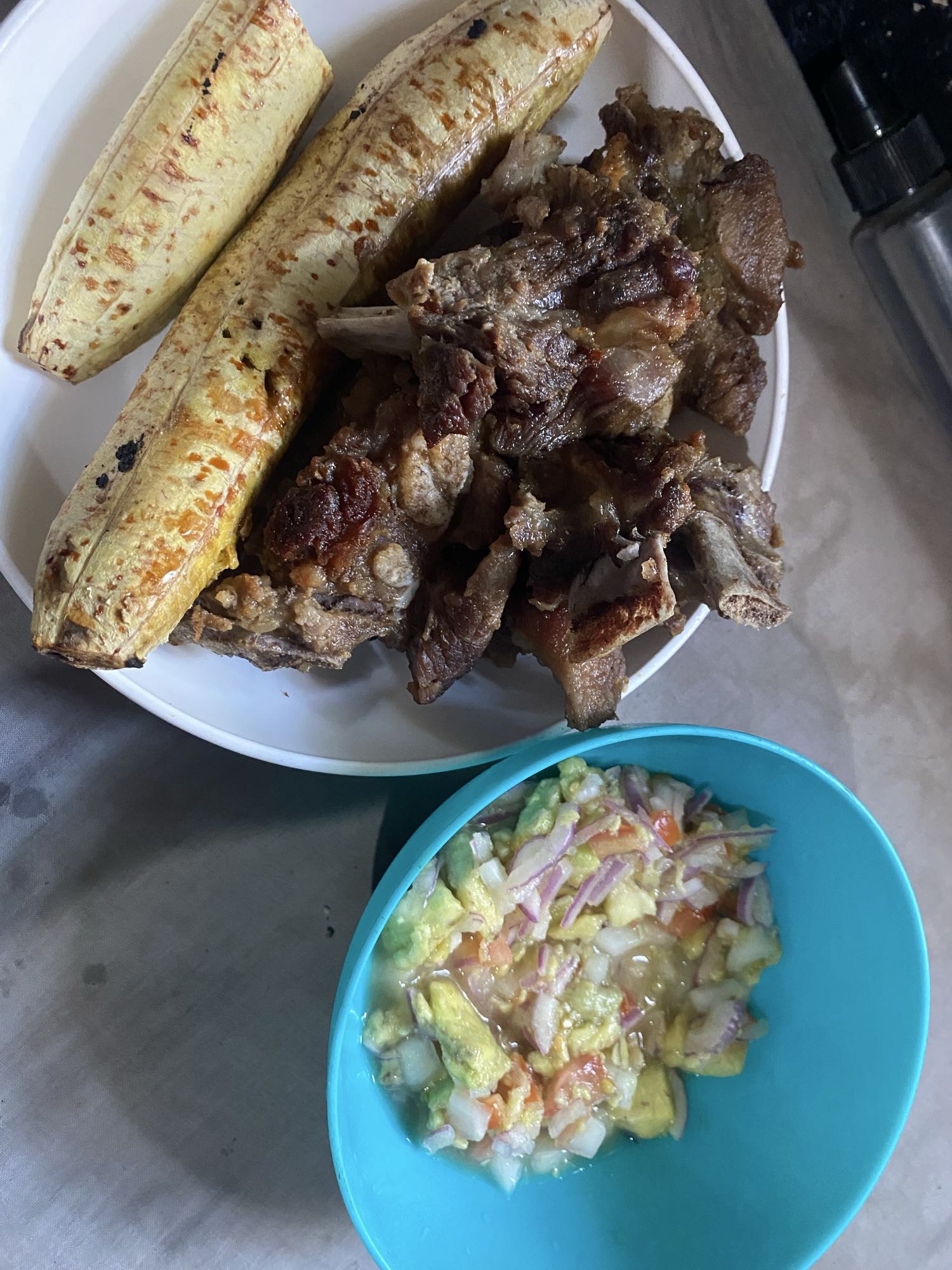 Carne asada con plátano y ensalada