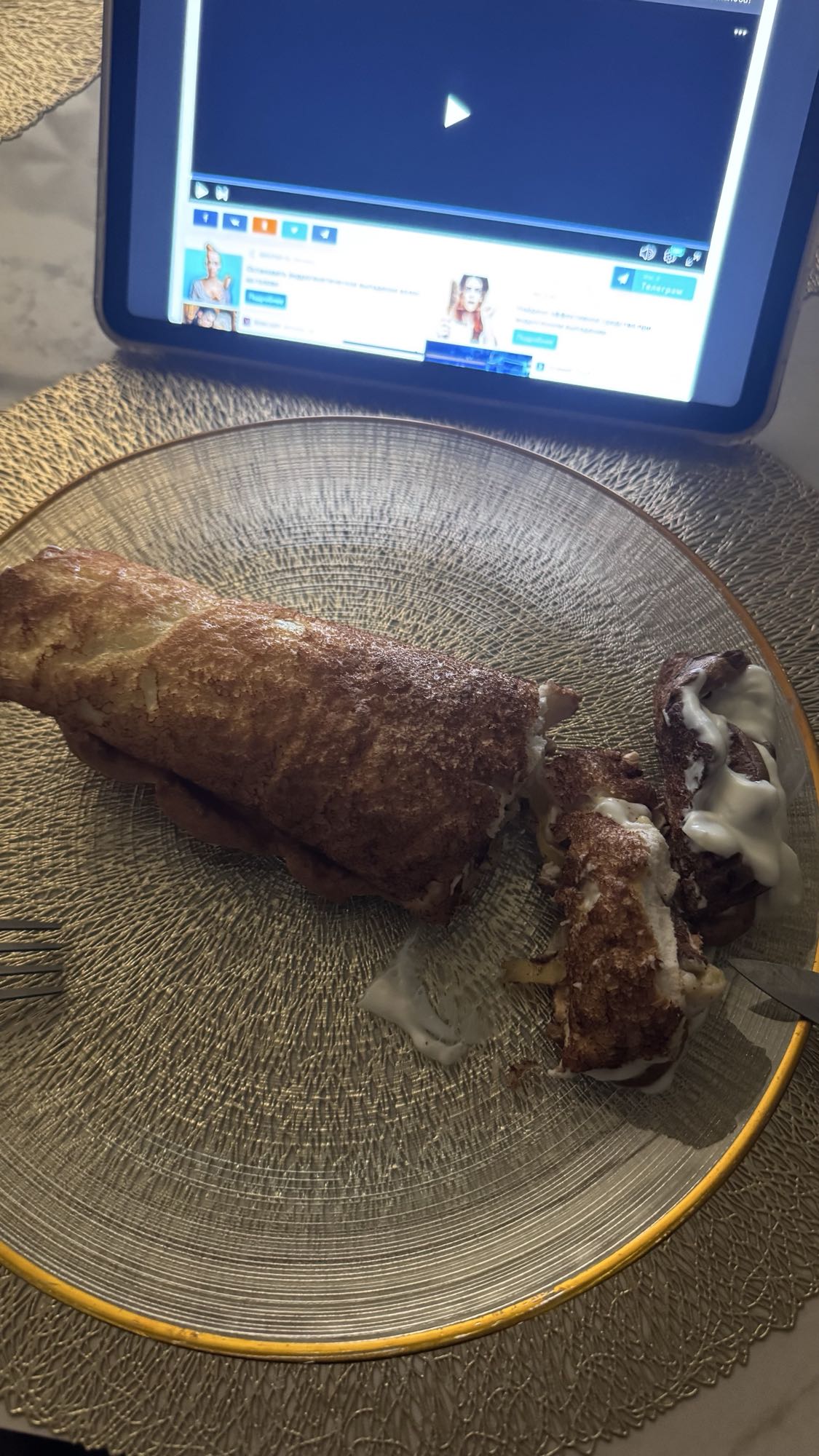 Рулет из яичных белков с яблоком и йогуртом