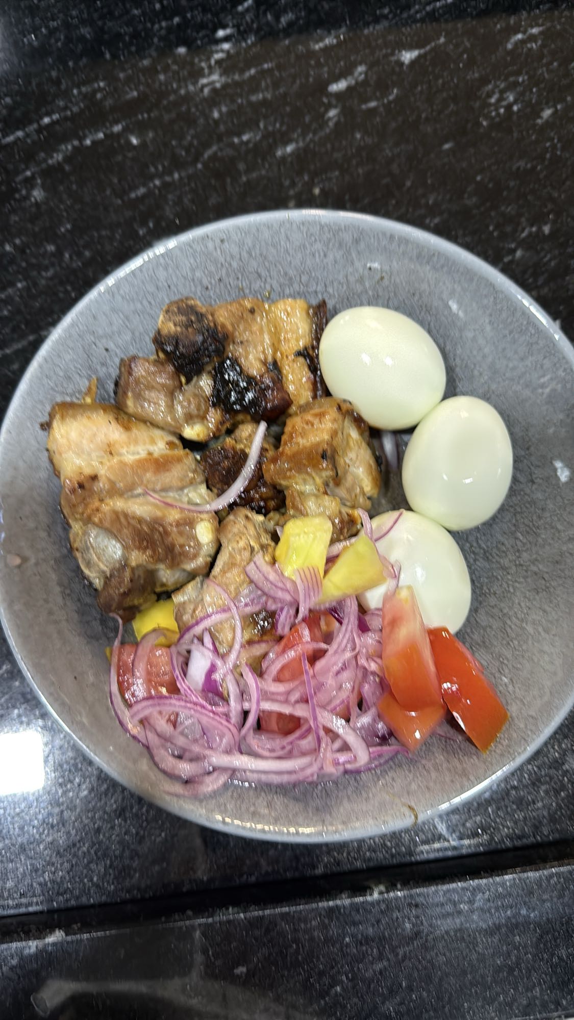 Carne com ovos e salada