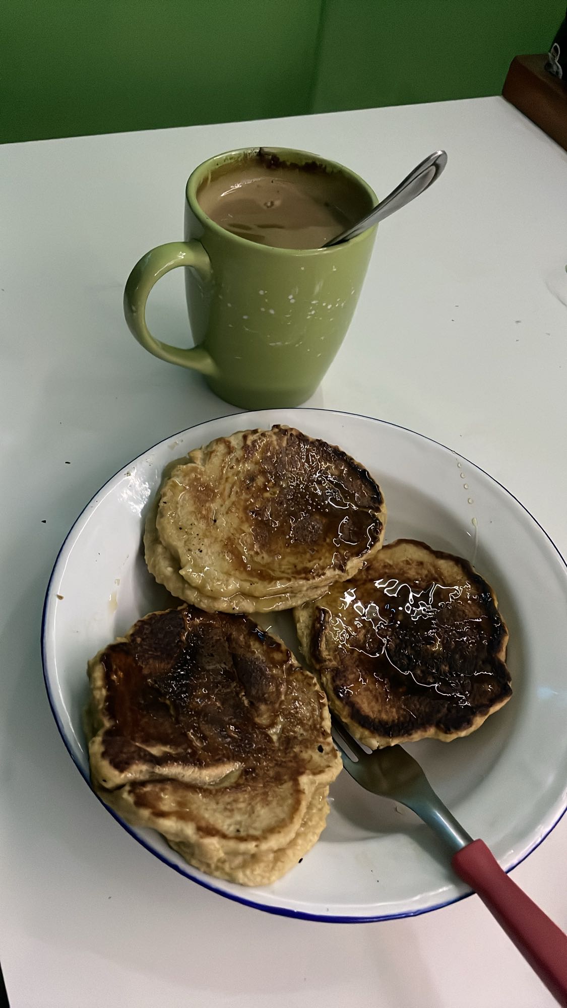 Panqueques con banana y café