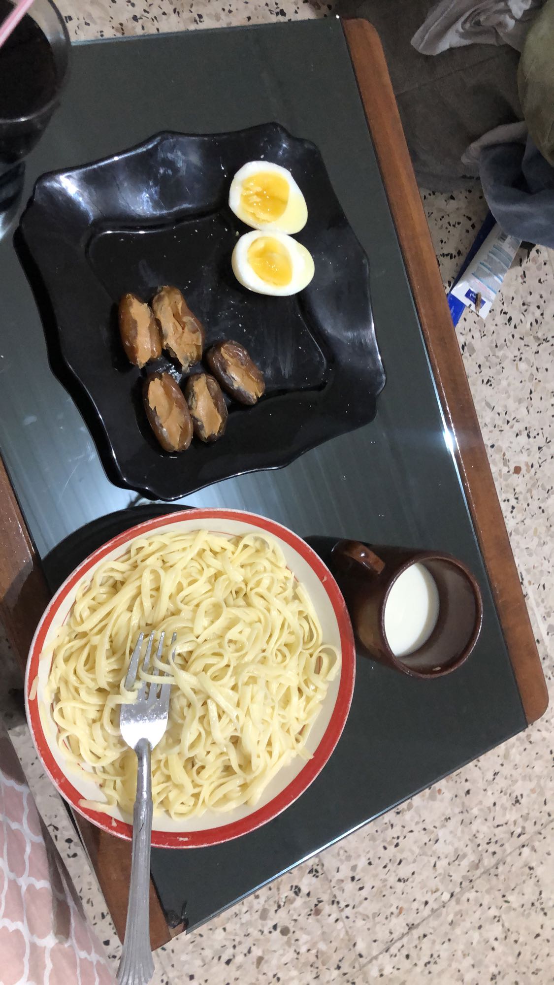 Pâtes, œufs et dattes