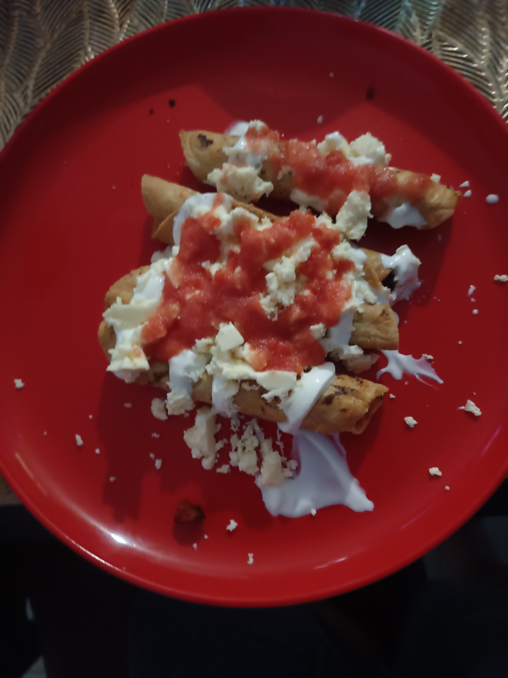 Flautas con queso y crema