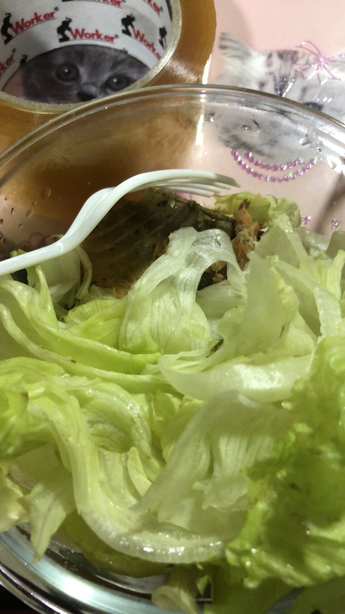 Ensalada de lechuga con salmón al vapor