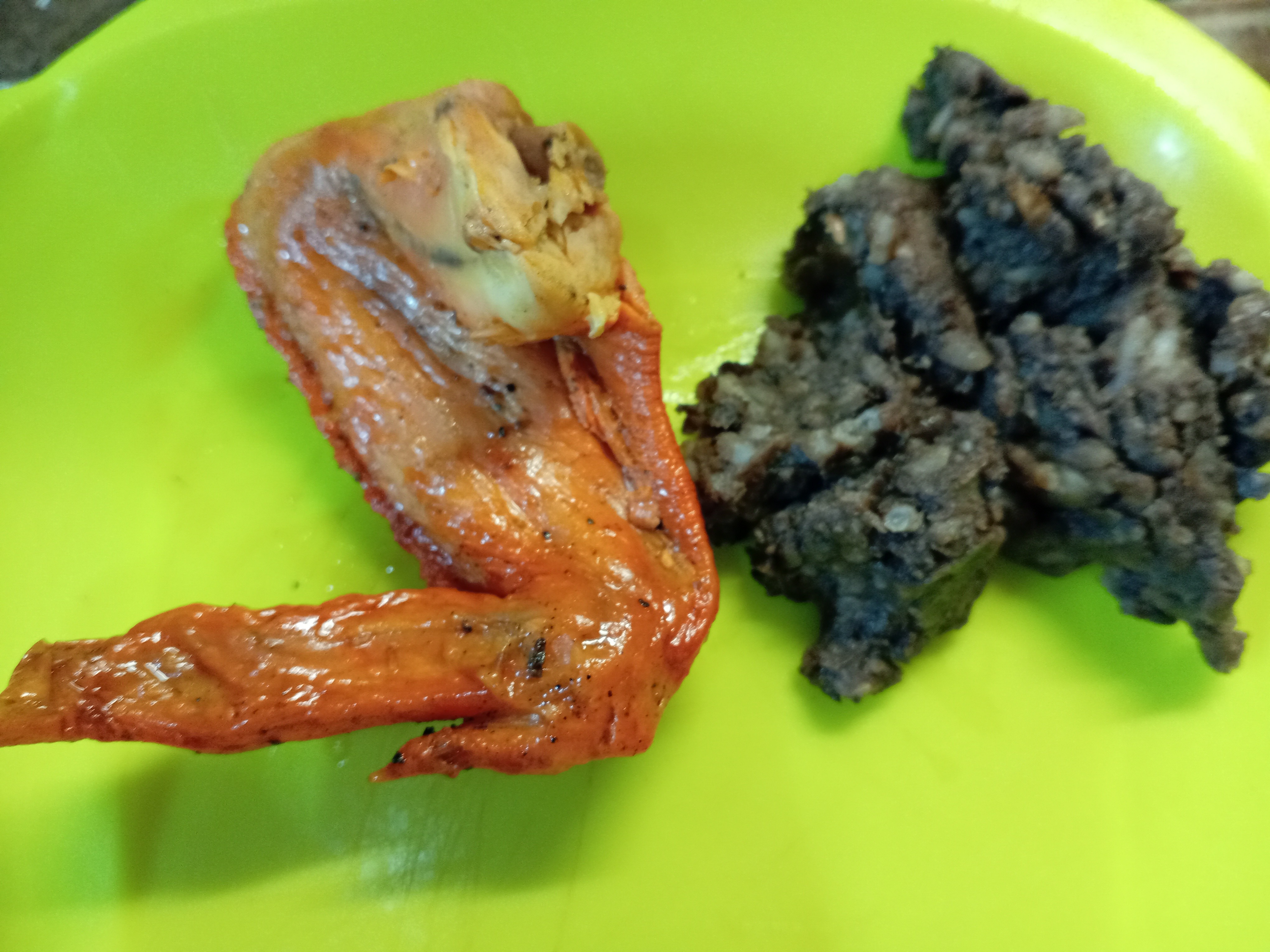 Alitas y frijoles negros