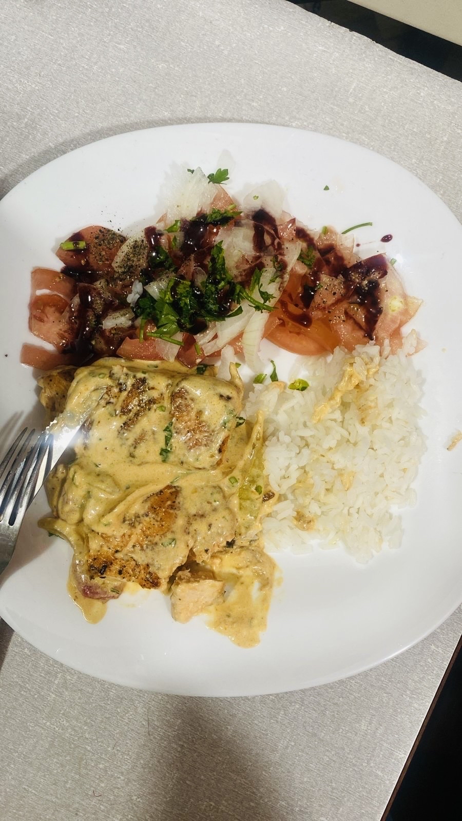 Frango ao molho, arroz e salada
