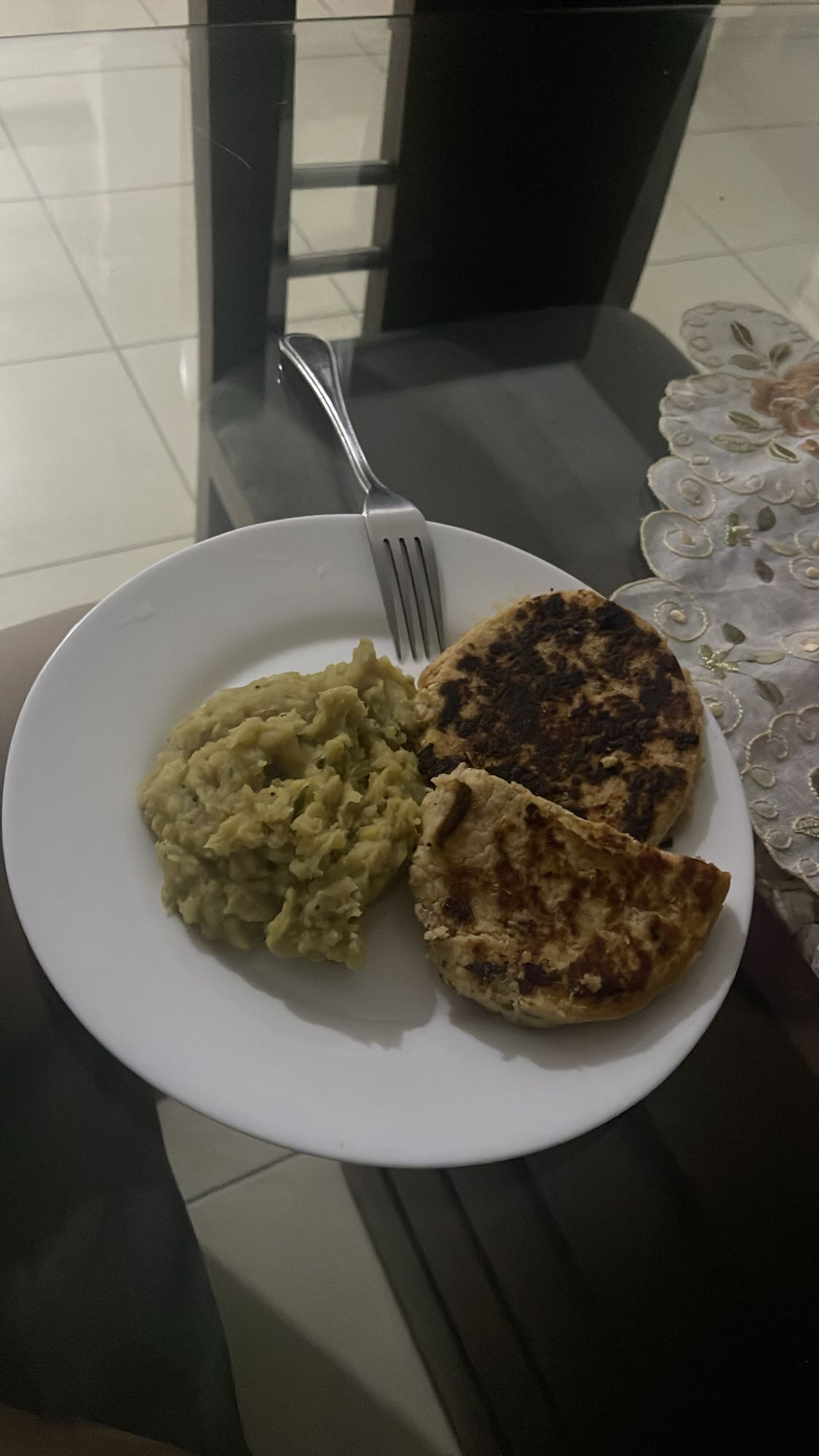 Pollo con puré de plátano