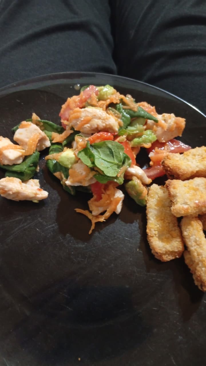 Pollo con ensalada y empanizados
