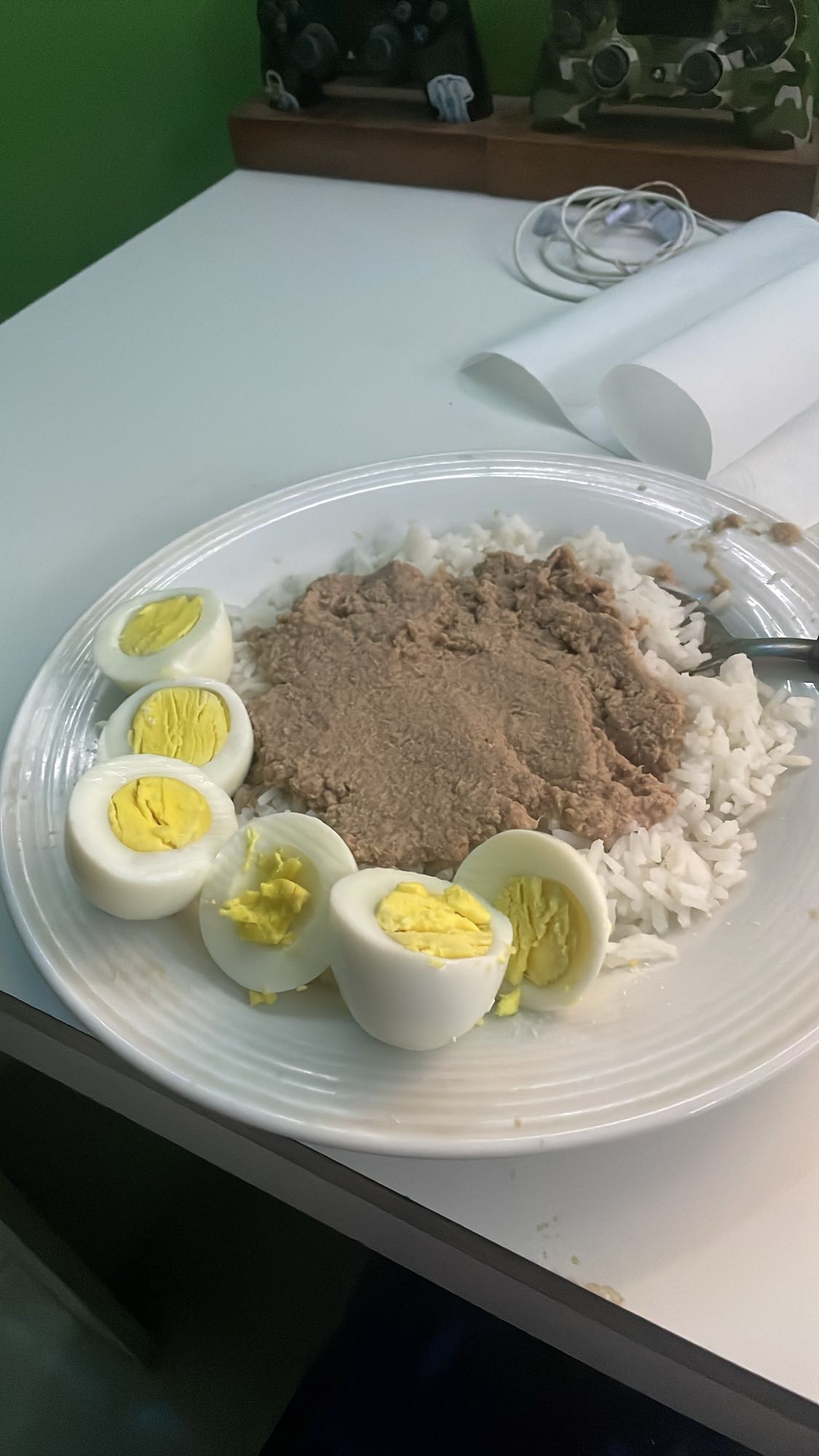 Arroz con atún y huevo