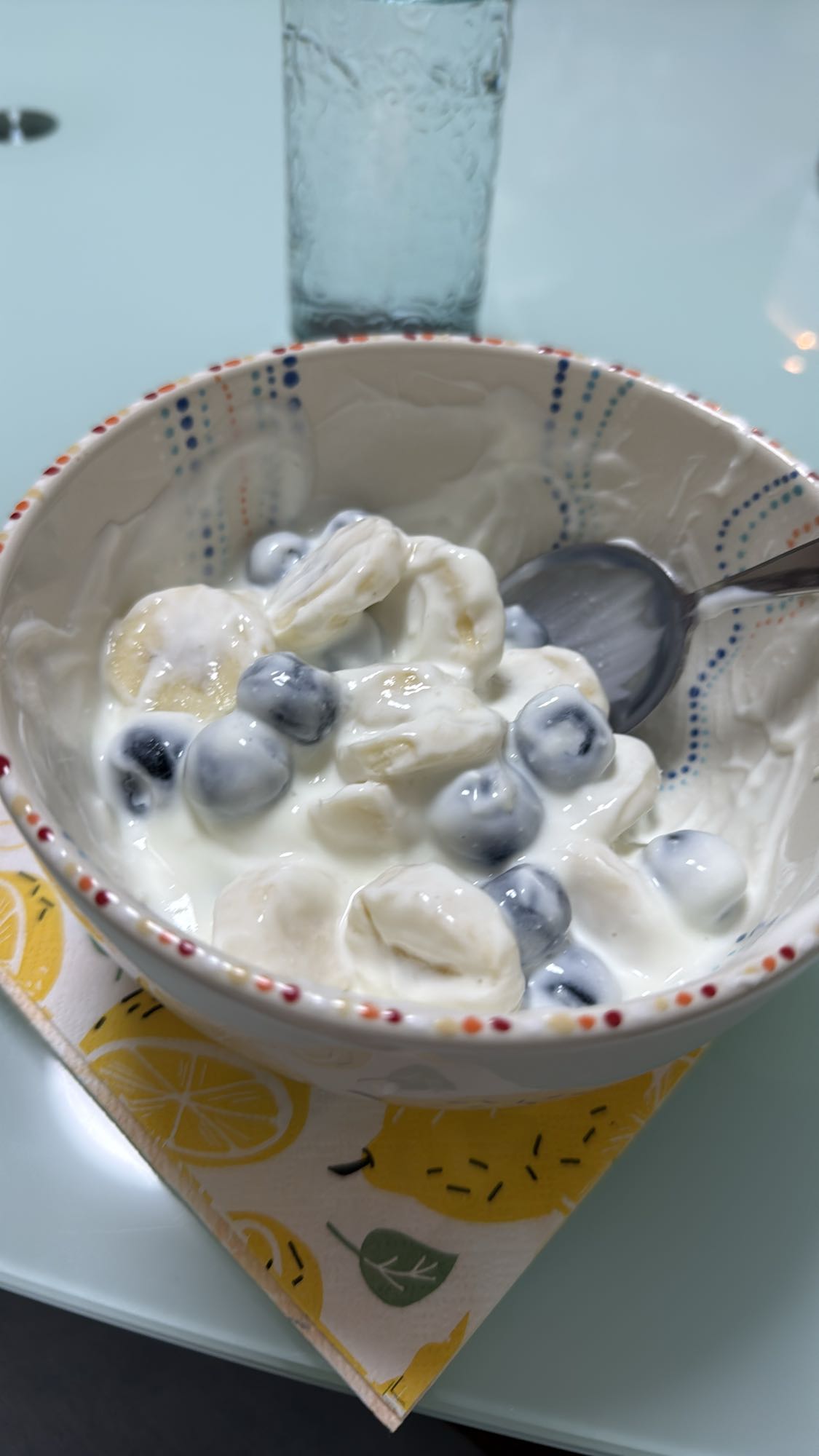 Yogurt mit Banane & Heidelbeeren