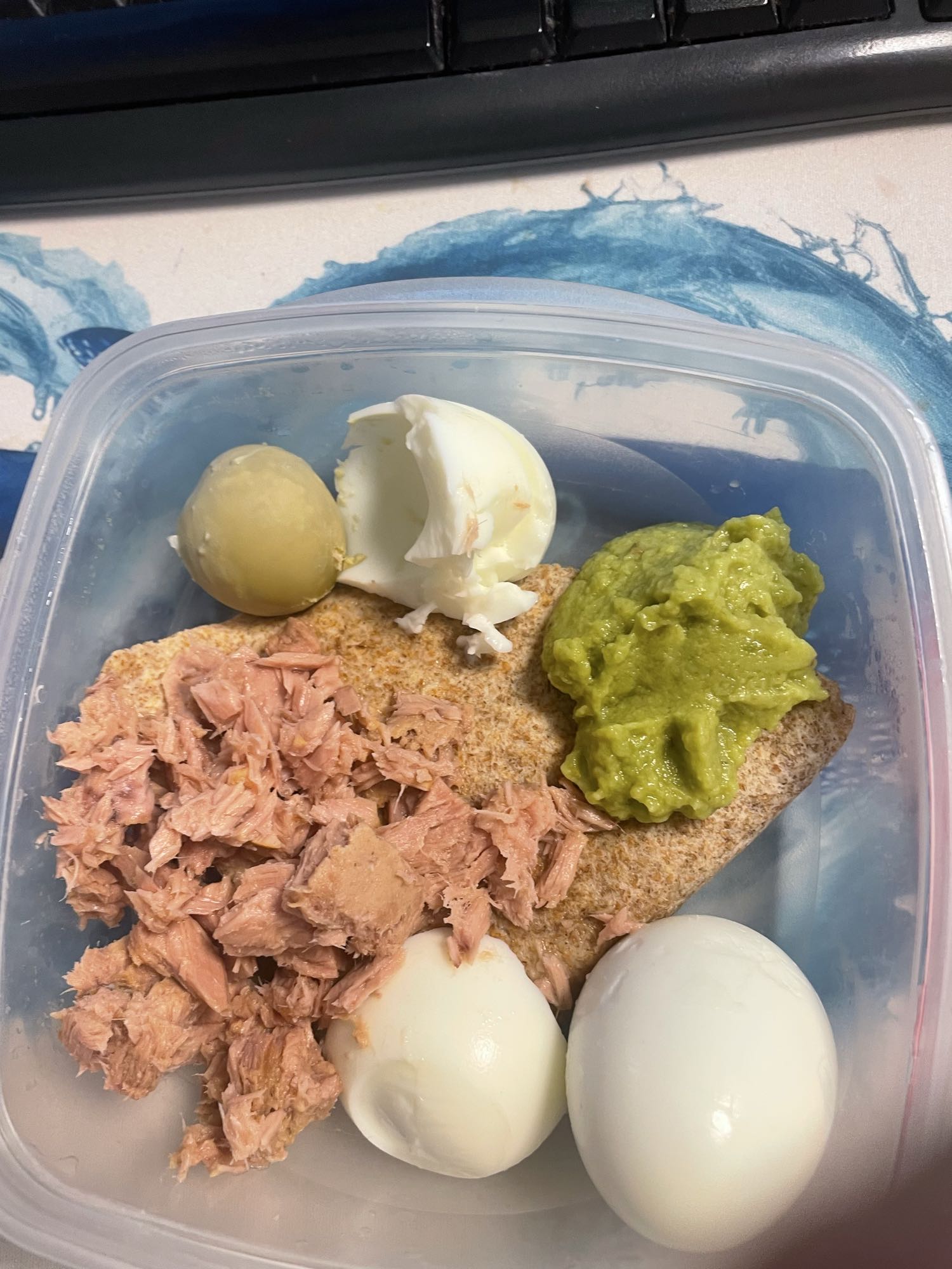 Tupper huevo atún y guacamole