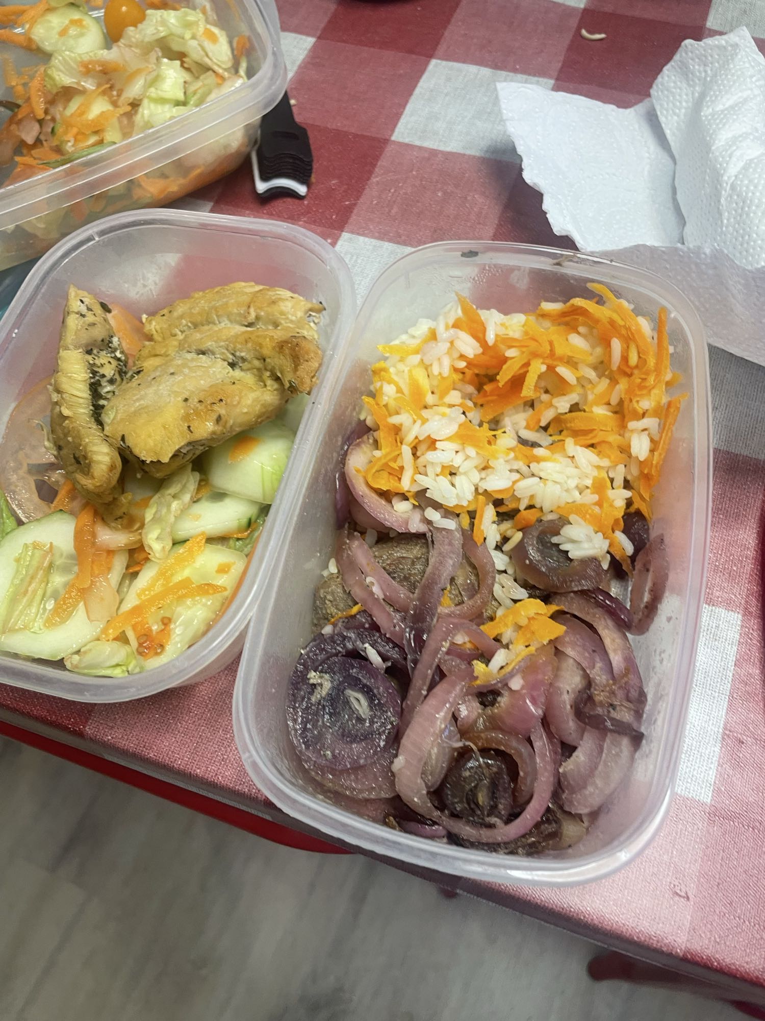 Pollo con arroz y ensalada