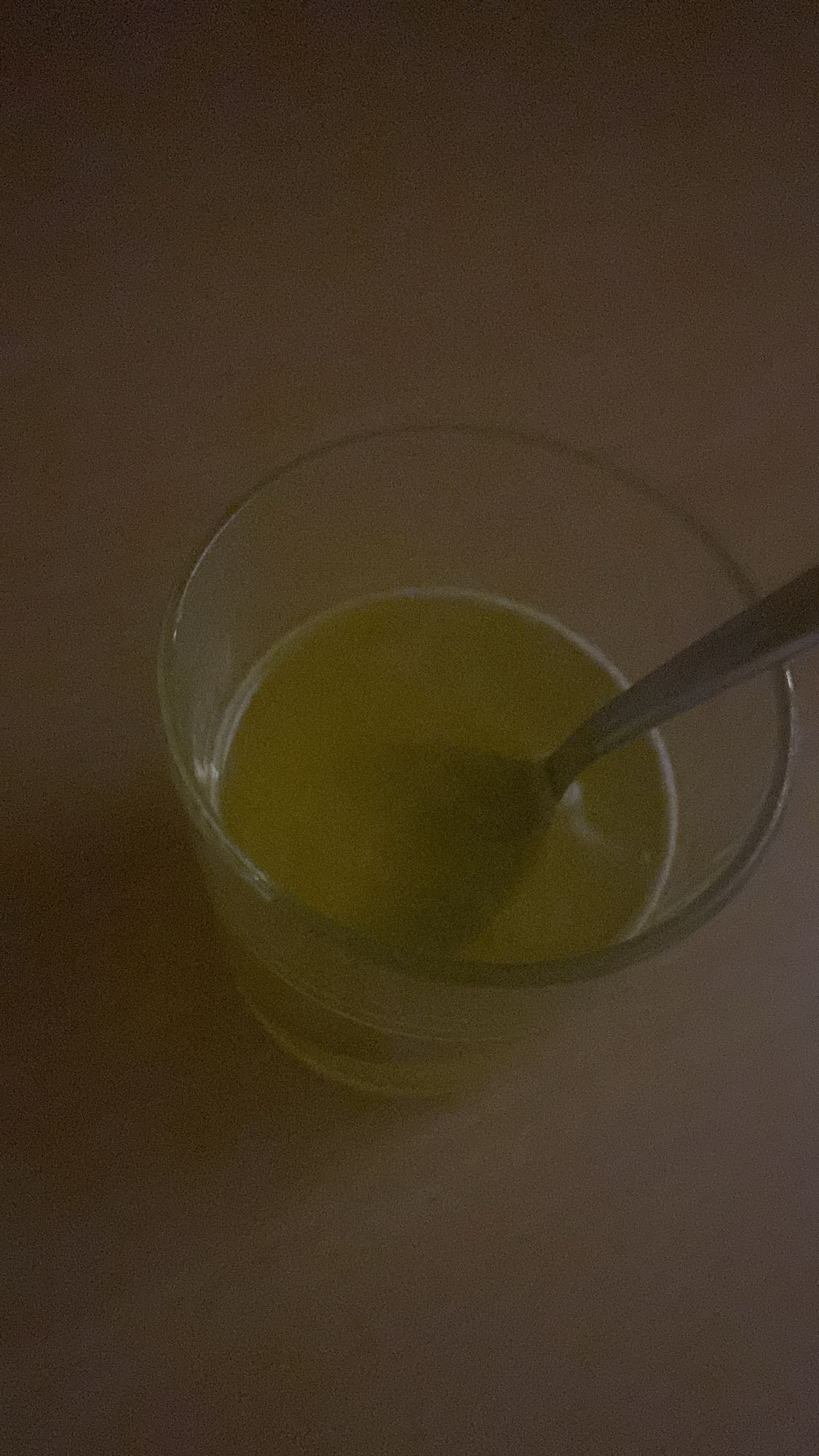 szklanka wody z cytryną