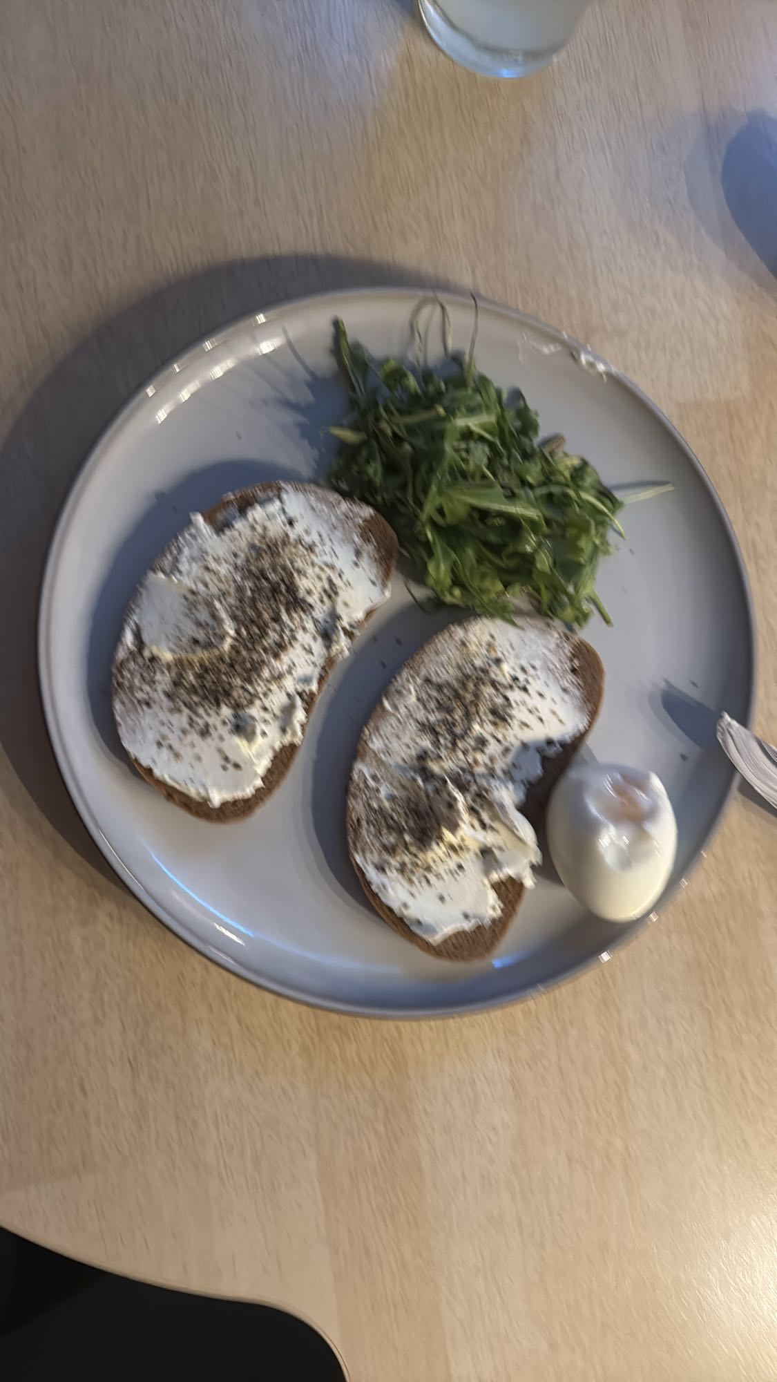 Roggen-Sauerteigbrot mit Frischkäse, Rucola, Balsamico und Ei