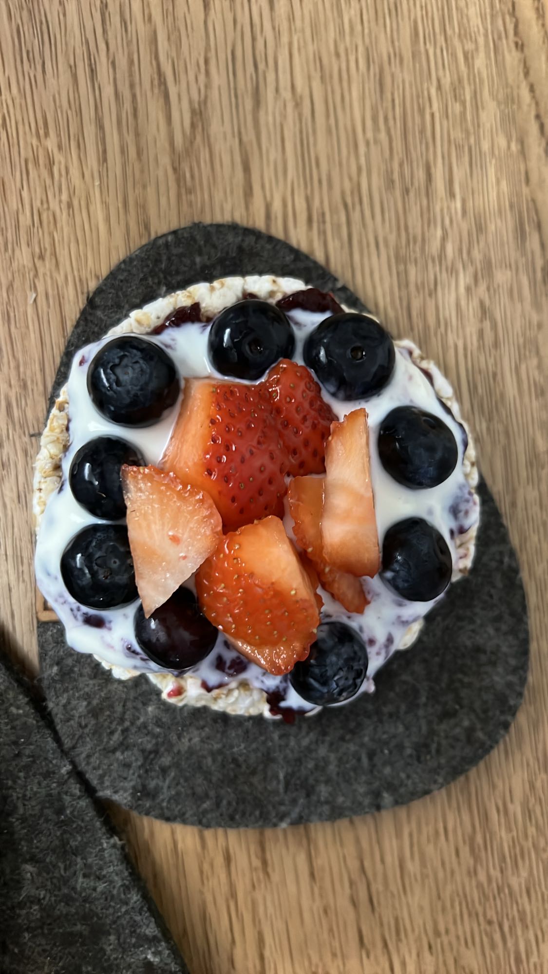 Rice cake with yogurt & fruit