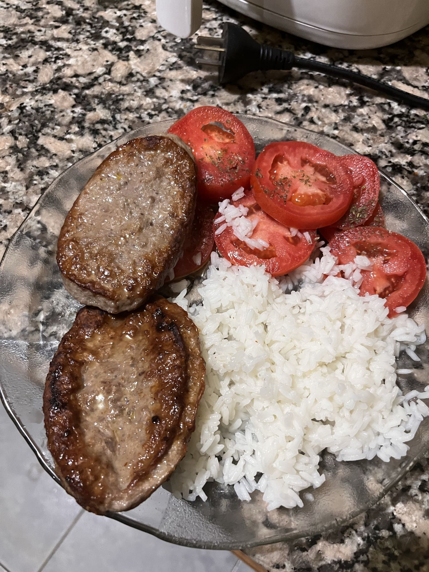 Carne, arroz y tomate