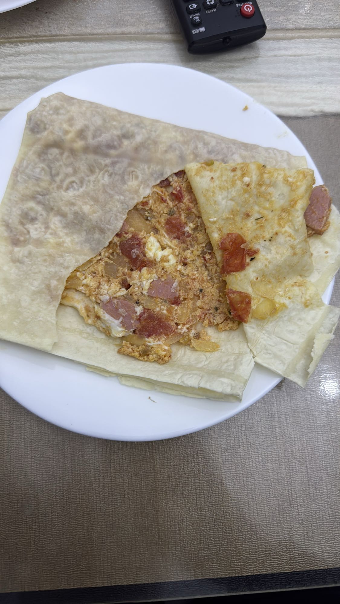 лаваш с яйцом и колбасой