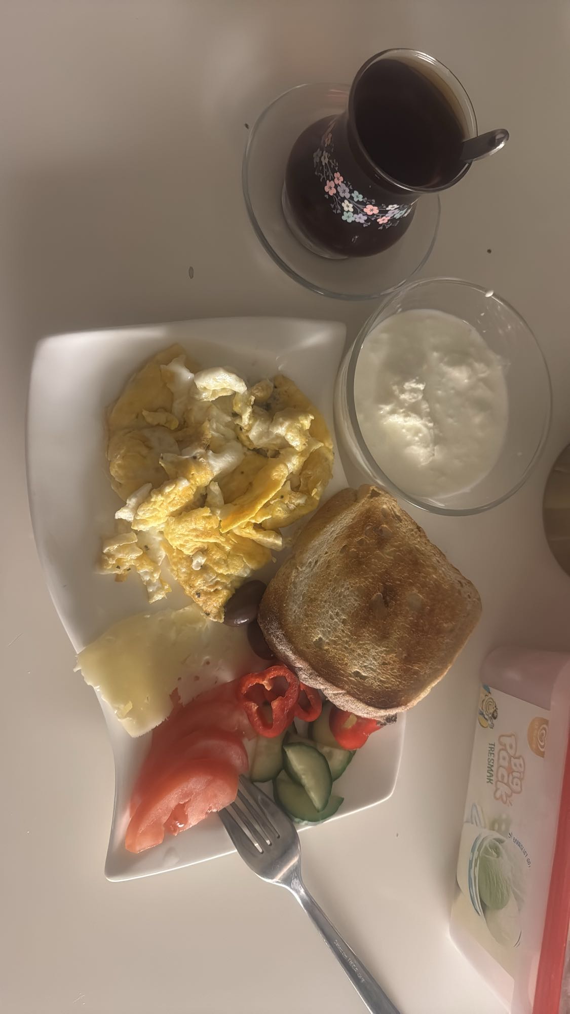 Frukosttallrik med ägg och grönsaker