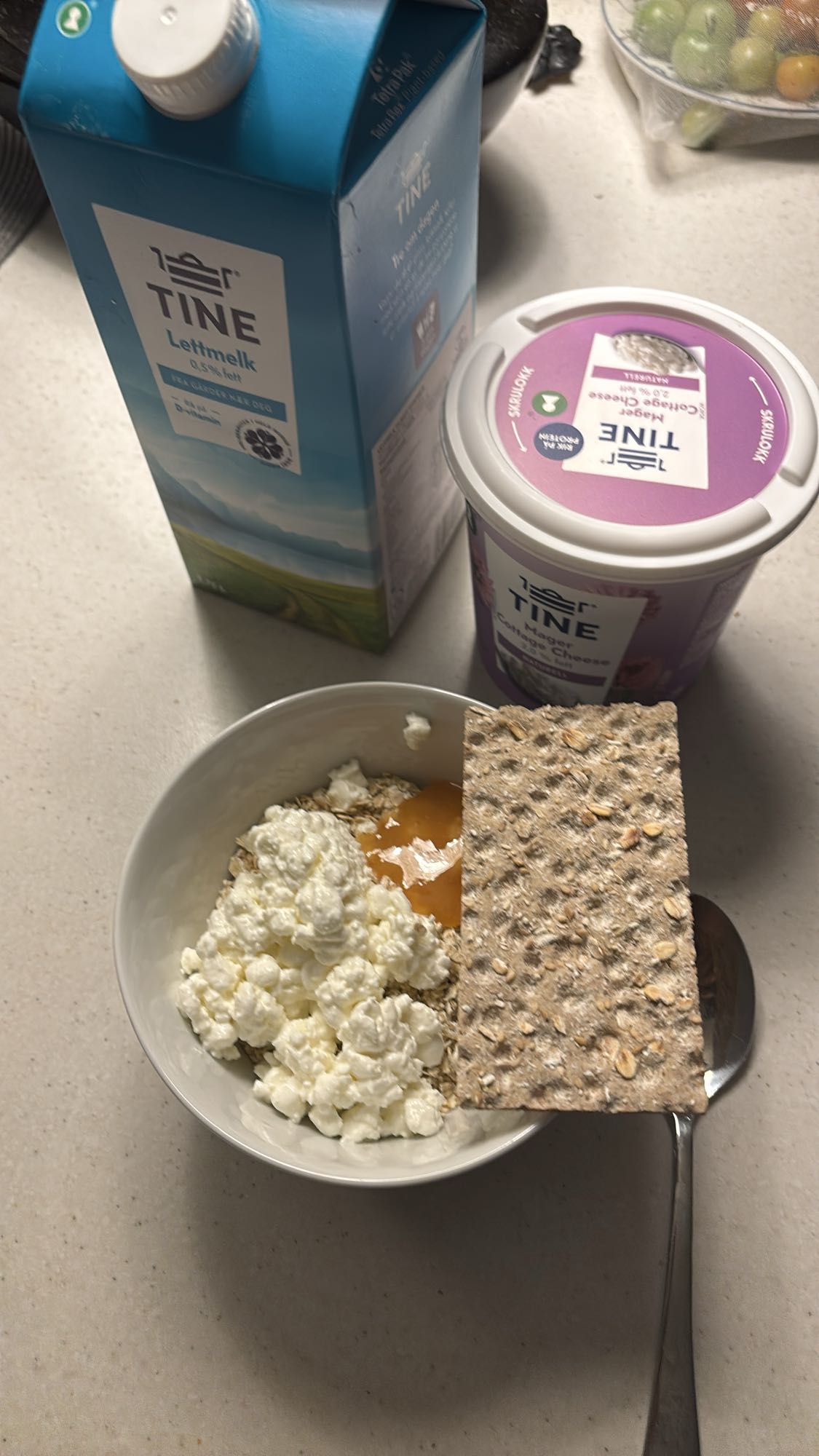 Knekkebrød med cottage cheese og proteinpåfyll