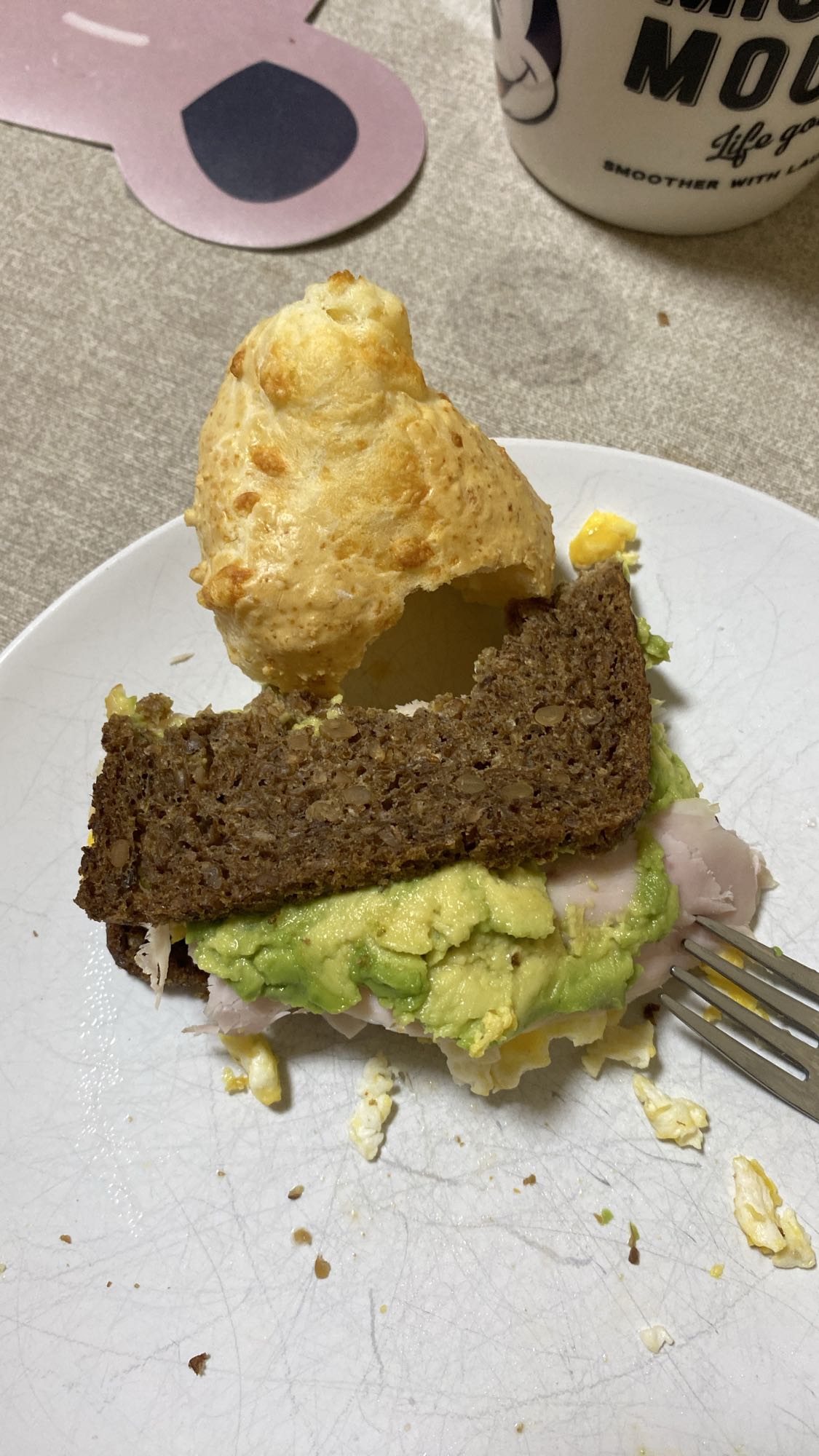 Pan con aguacate y huevo