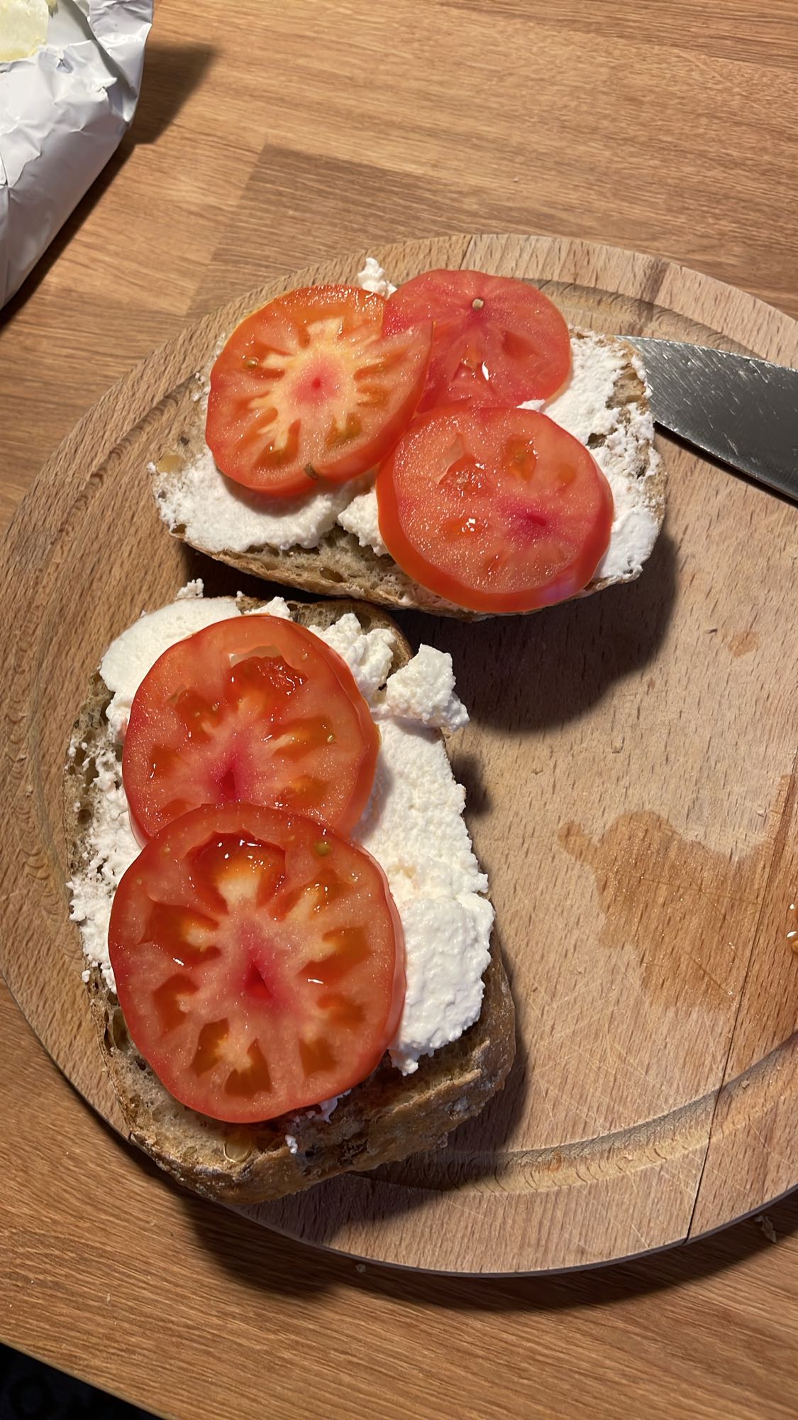 Kanapki z ricottą i pomidorem