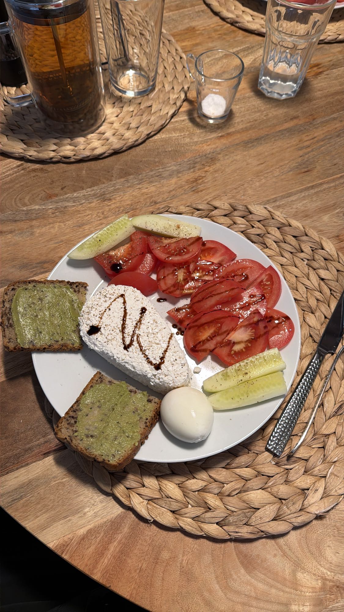 śniadanie z twarogiem i warzywami