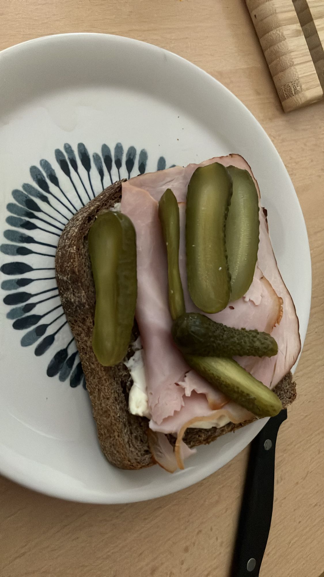 Sanduíche de presunto e picles