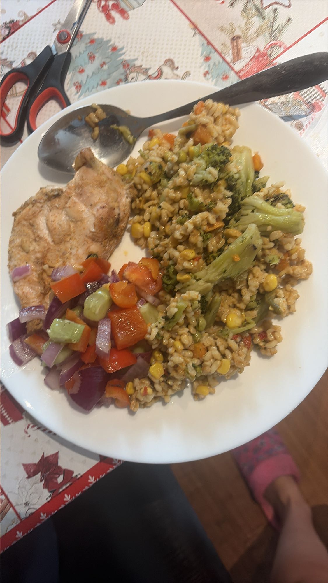 Pui la cuptor cu orez brun și salată de legume