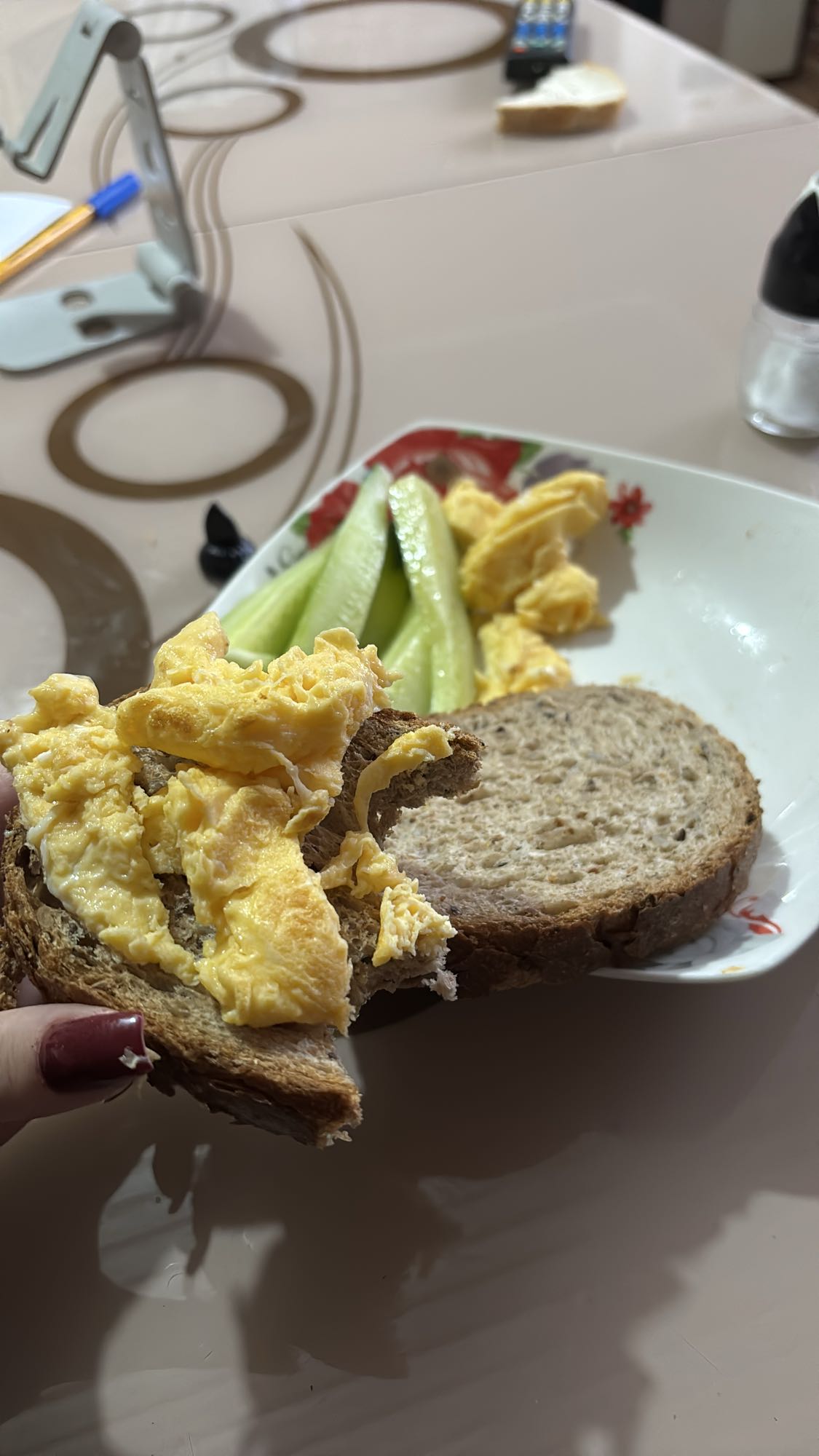 Ouă cu pâine și castraveți