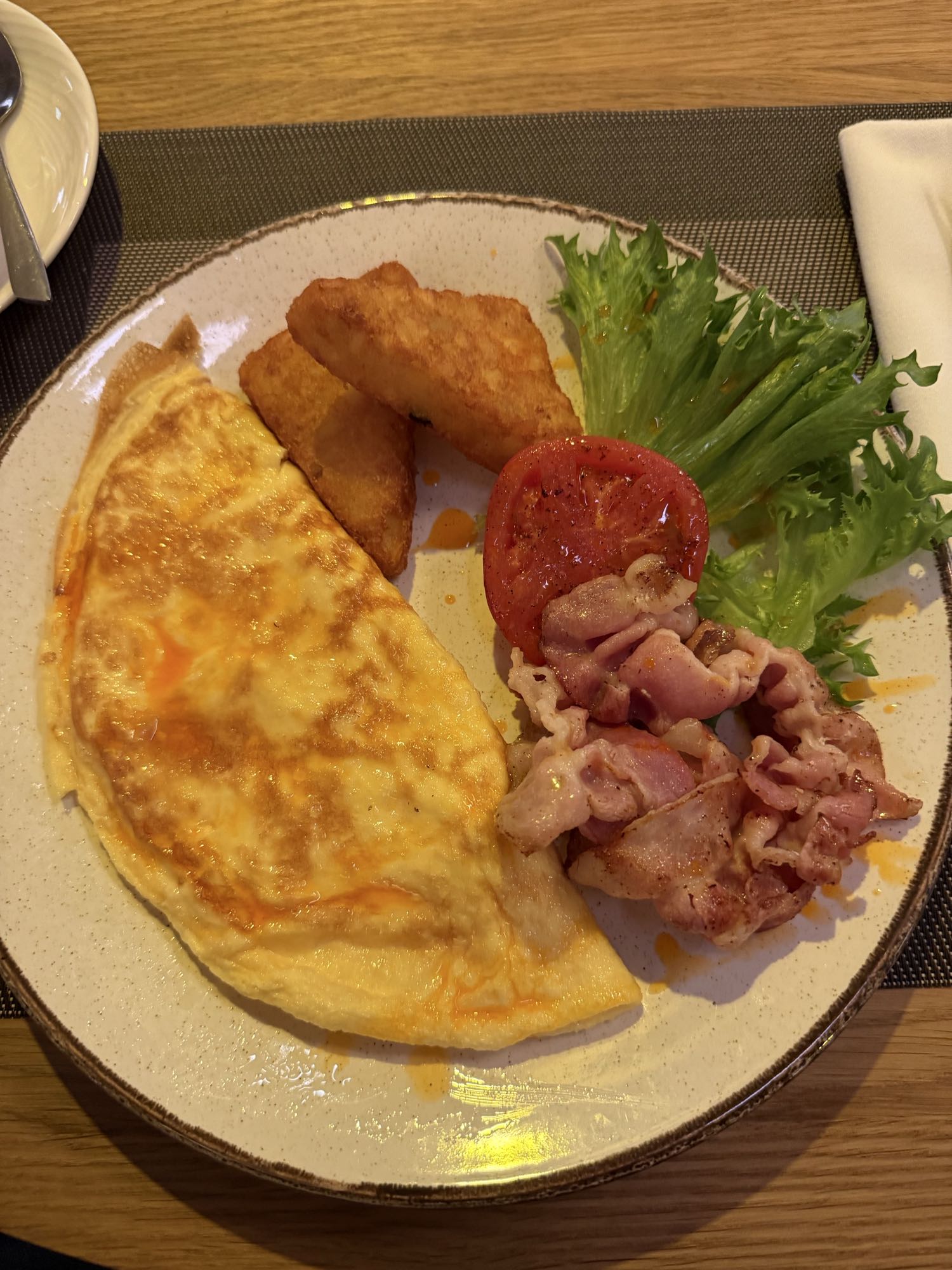 Омлет с беконом и хашбрауном