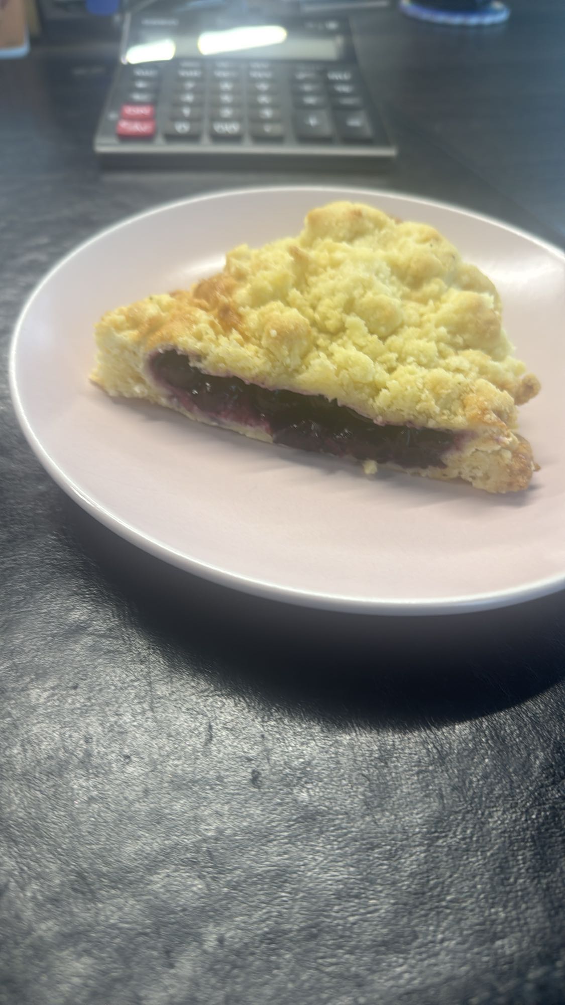 kawałek ciasta z owocami