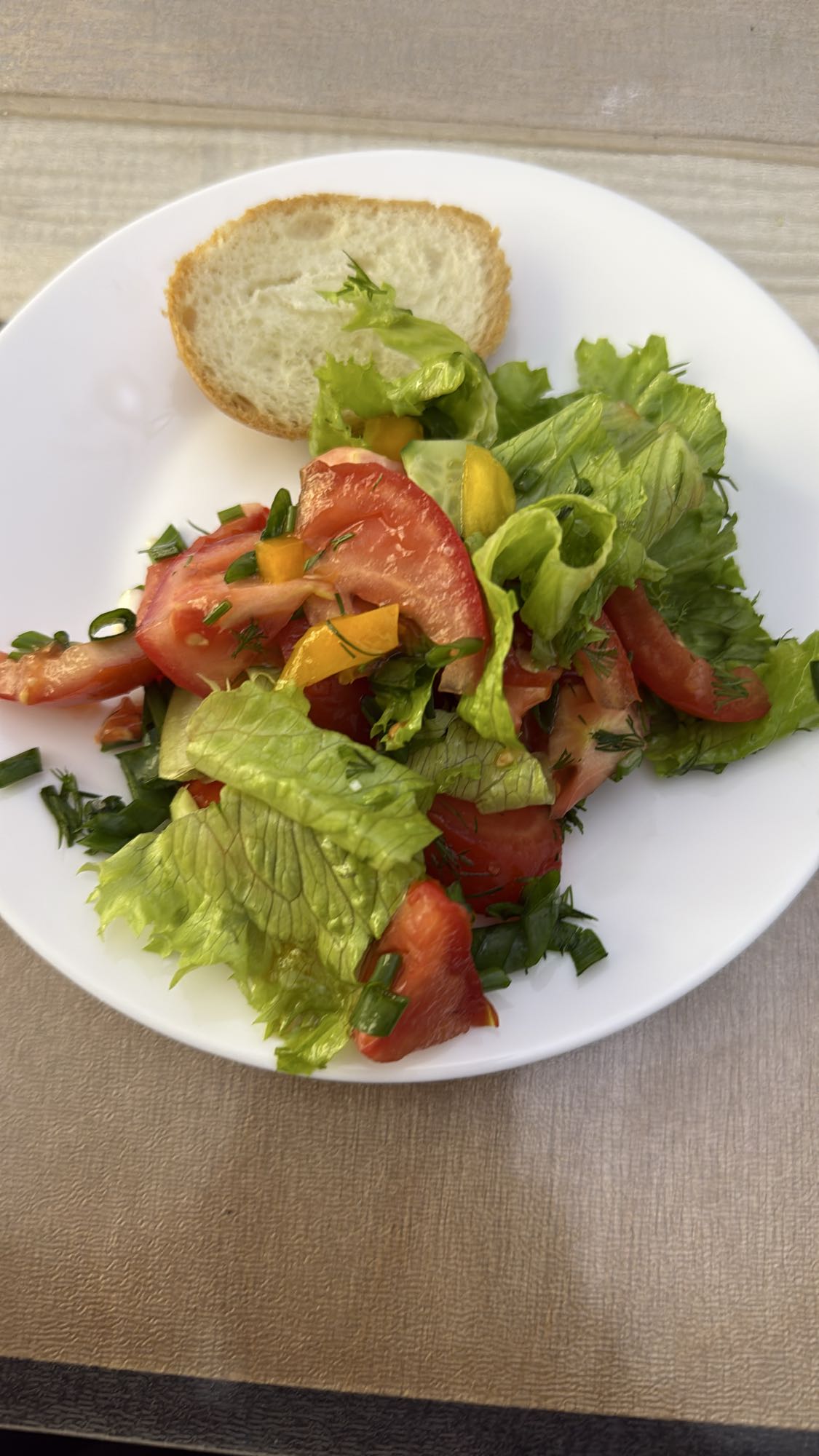 овощной салат с хлебом