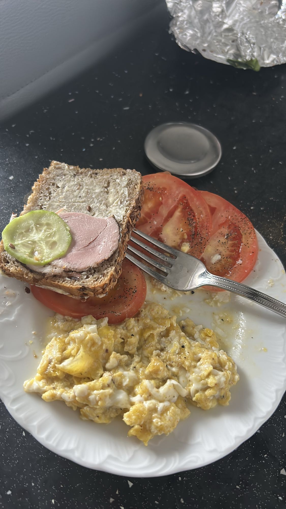 Jajecznica z kanapką