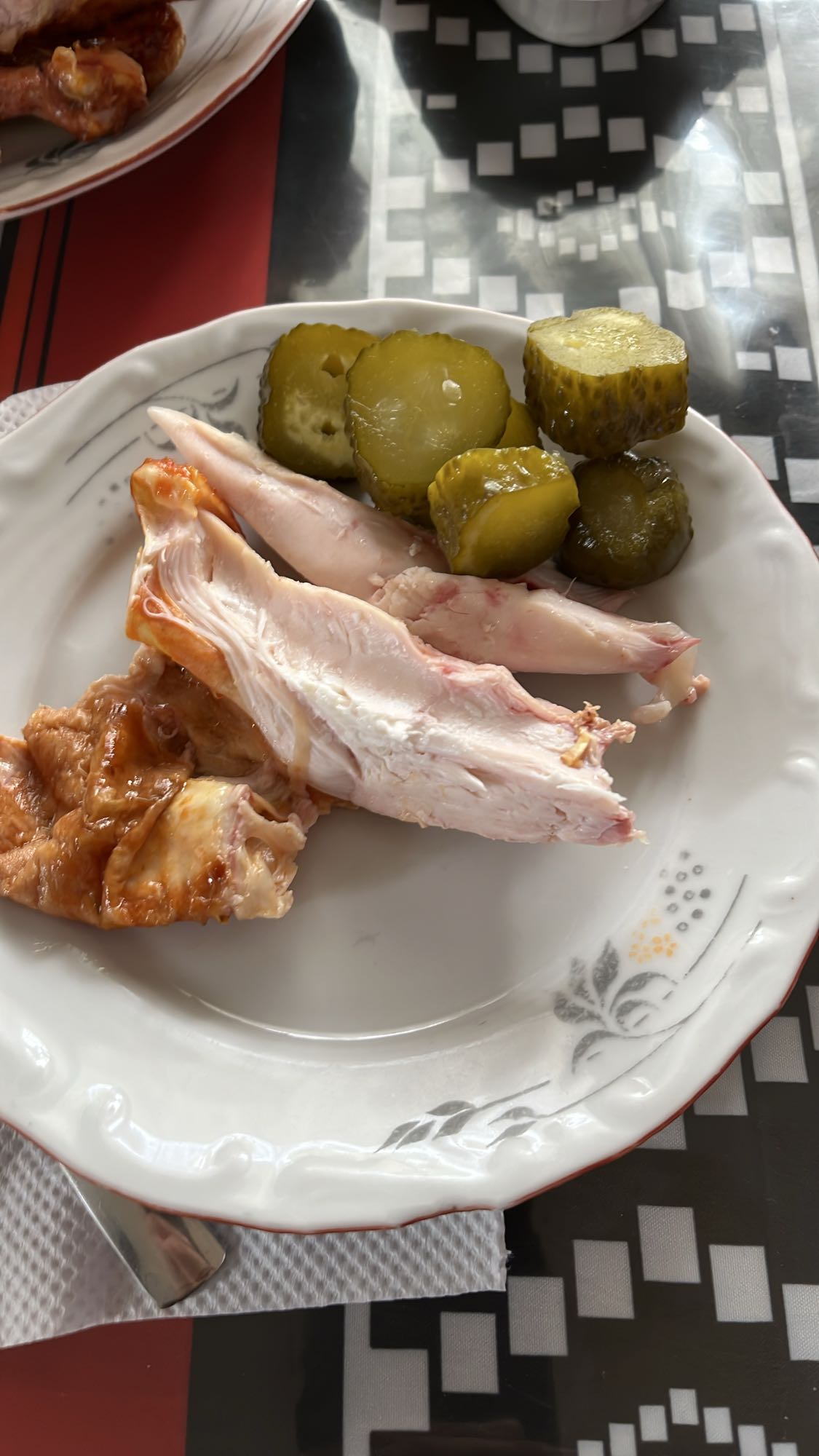 Печено пиле с кисели краставички