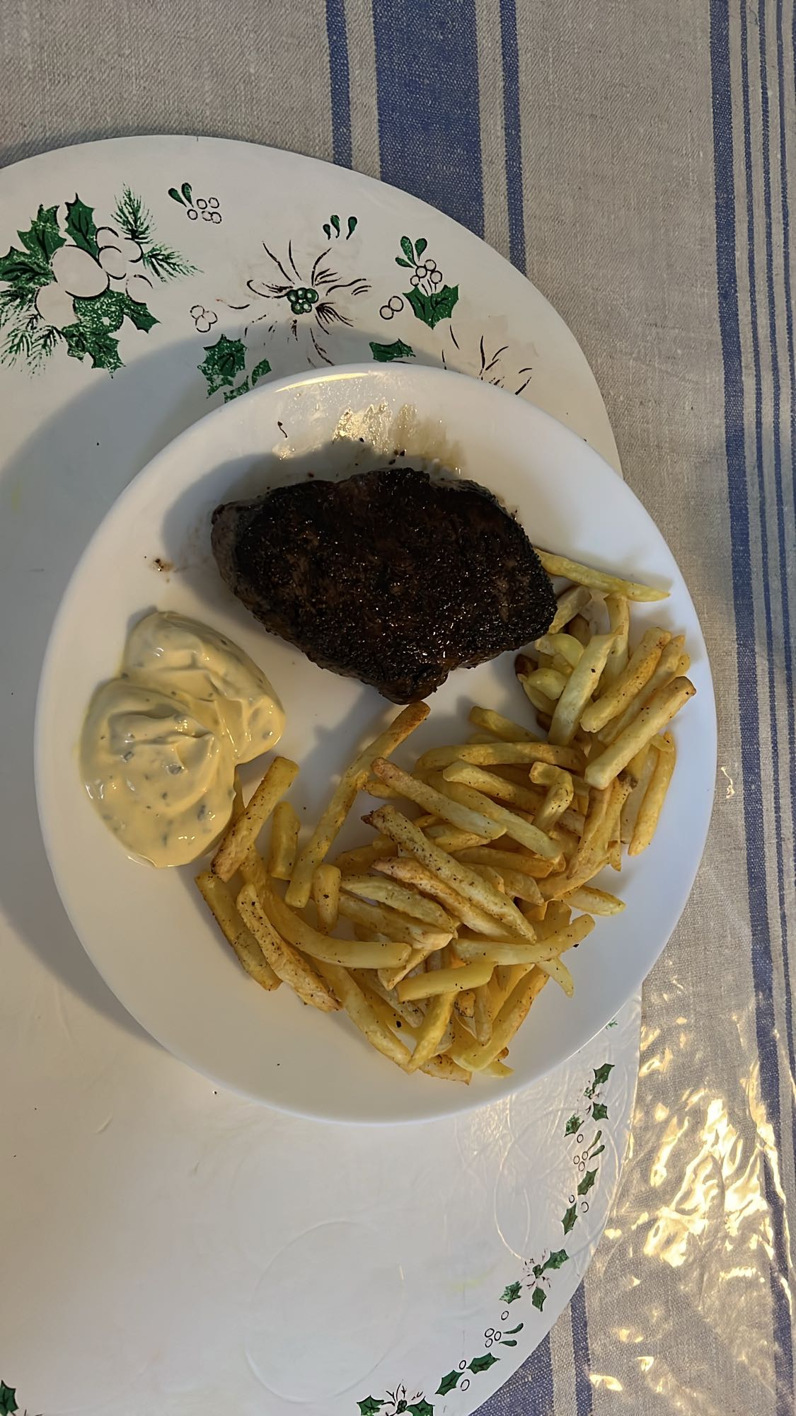 Biff med pommes och sås