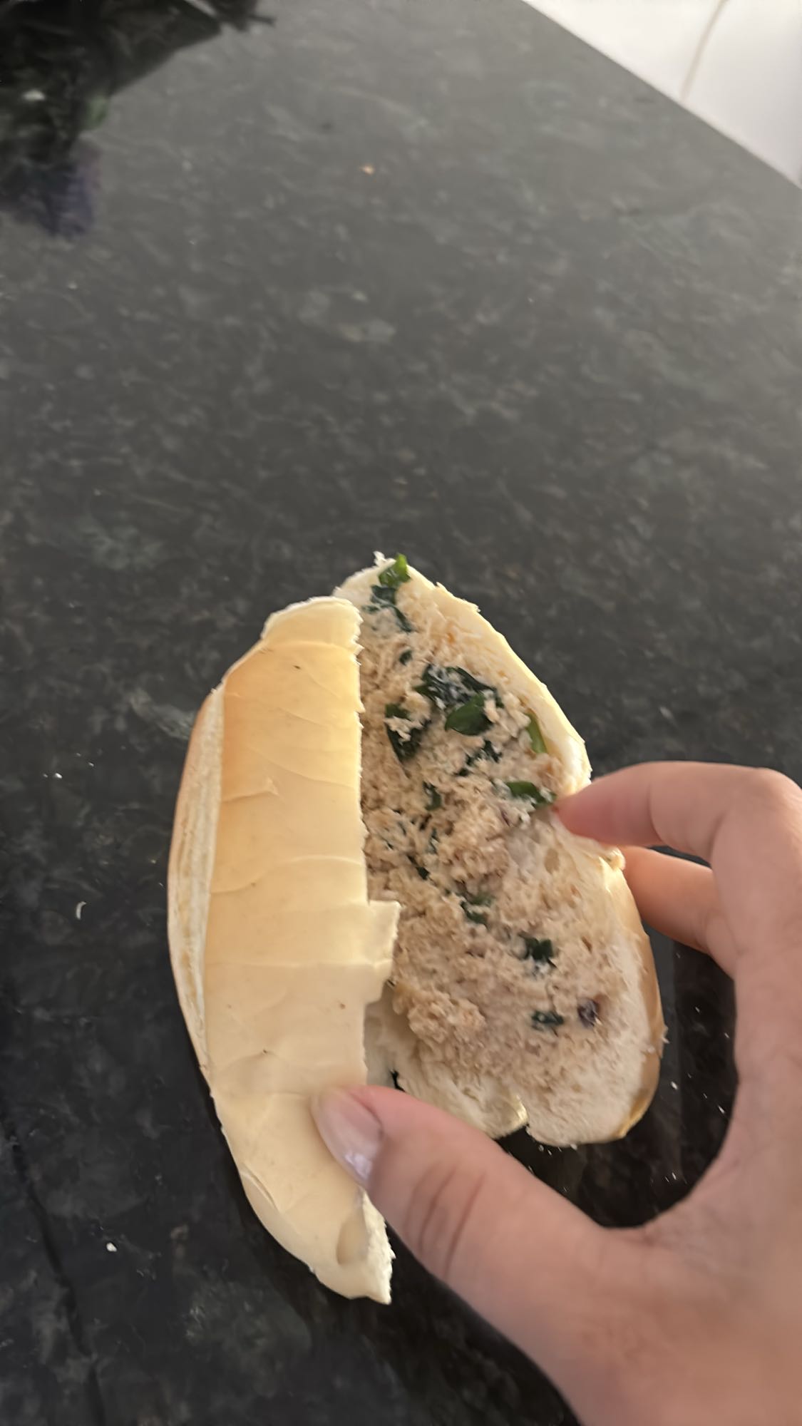 Pão com frango e salsa