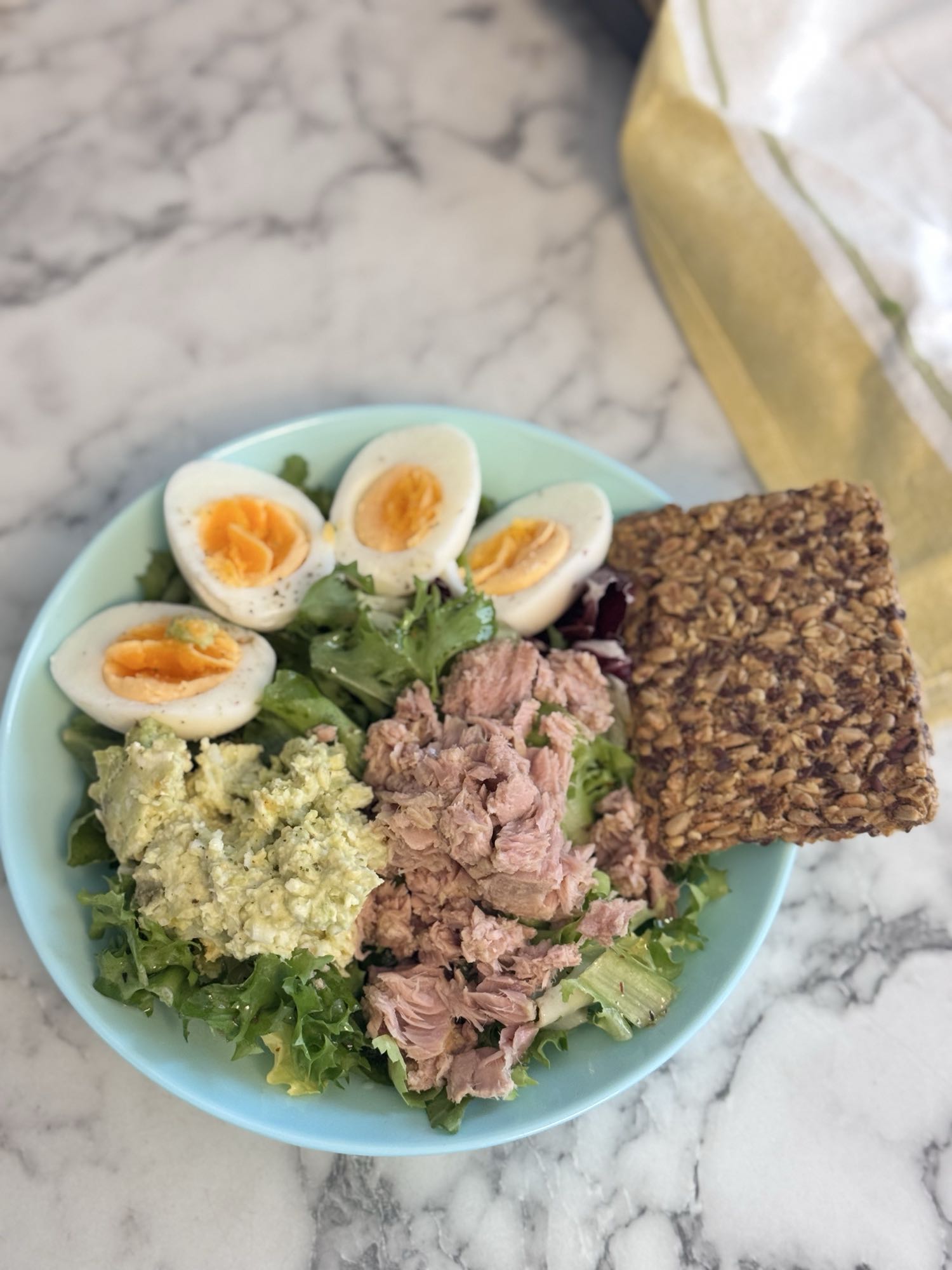 Салат с тунцом и яйцом