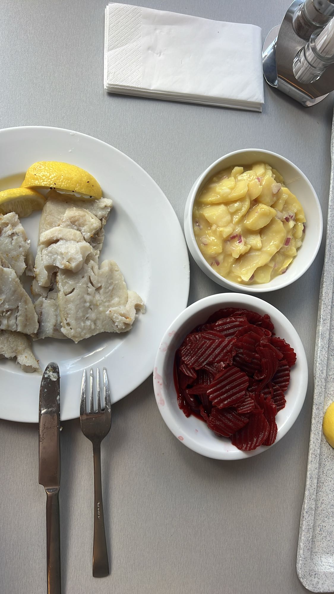 Ryba z ziemniakami i burakami